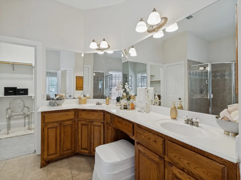 Duel sinks in the downstairs primary bathroom