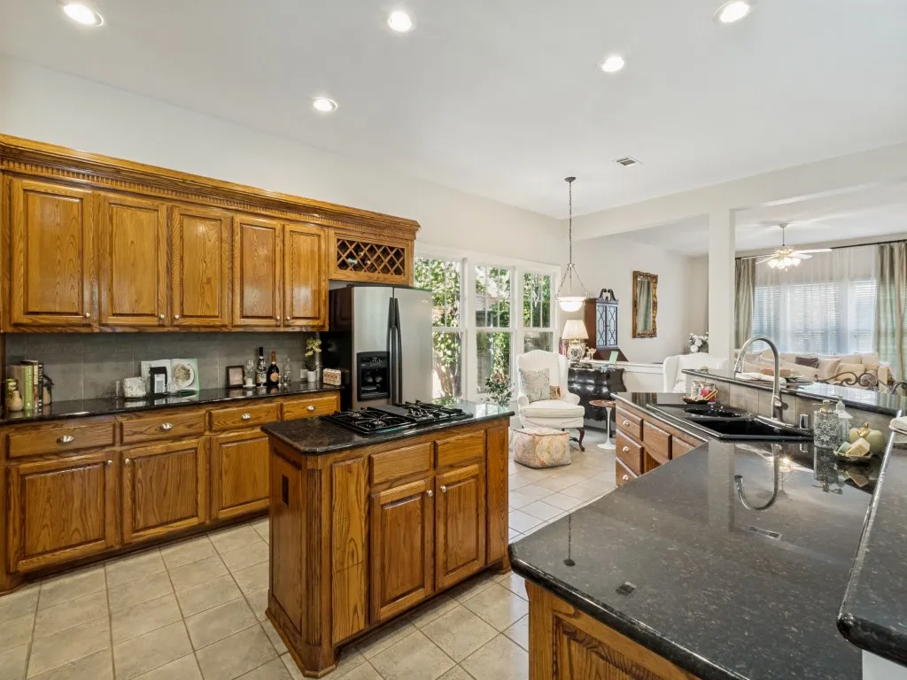 lots of cabinet and counter space