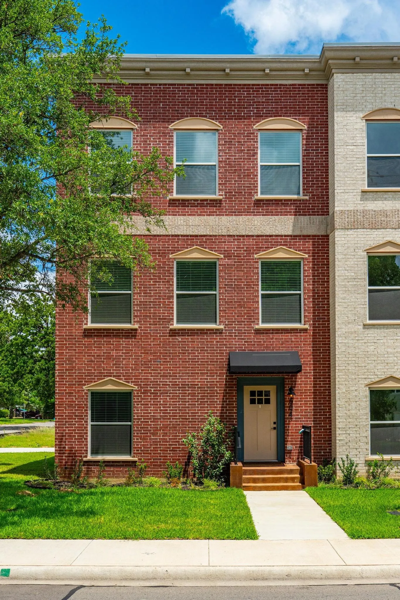 Townhouse For Rent in Dallas County , 504 S O connor Road, Irving, Texas 75060, 4 Bedroom, 4 Bathroom, 2 Garage spaces, 2,244 Sqft, built in 2024, Price $3,495, mls#21294902, Real Estate Agent in Irving, Homes For Rent in Dallas county, Homes For Rent in Irving, Realtor in Irving Texas, Real Estate Brokerage Independent Realty Texas, Luminita Cordes Realtor
