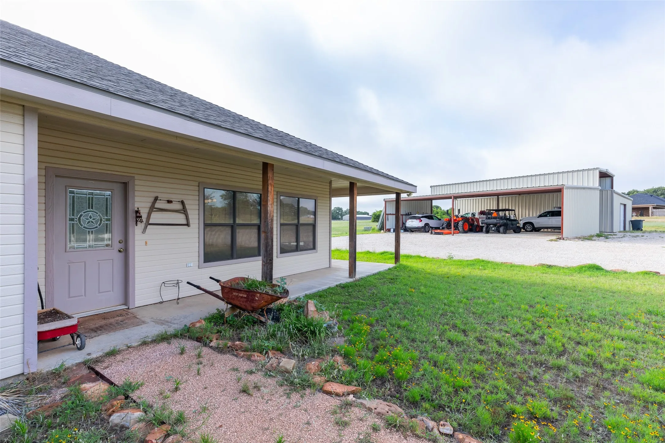 Farm For Sale in Callahan County , 523 S Hays Road, Clyde, Texas 79510, 4 Bedroom, 3 Bathroom, 1 Garage spaces, 3,030 Sqft, built in 2007, Price $949,000, mls#21301657, Real Estate Agent in Clyde, Homes For Sale in Callahan county, Homes For Sale in Clyde, Realtor in Clyde Texas, Real Estate Brokerage Independent Realty Texas, Luminita Cordes Realtor