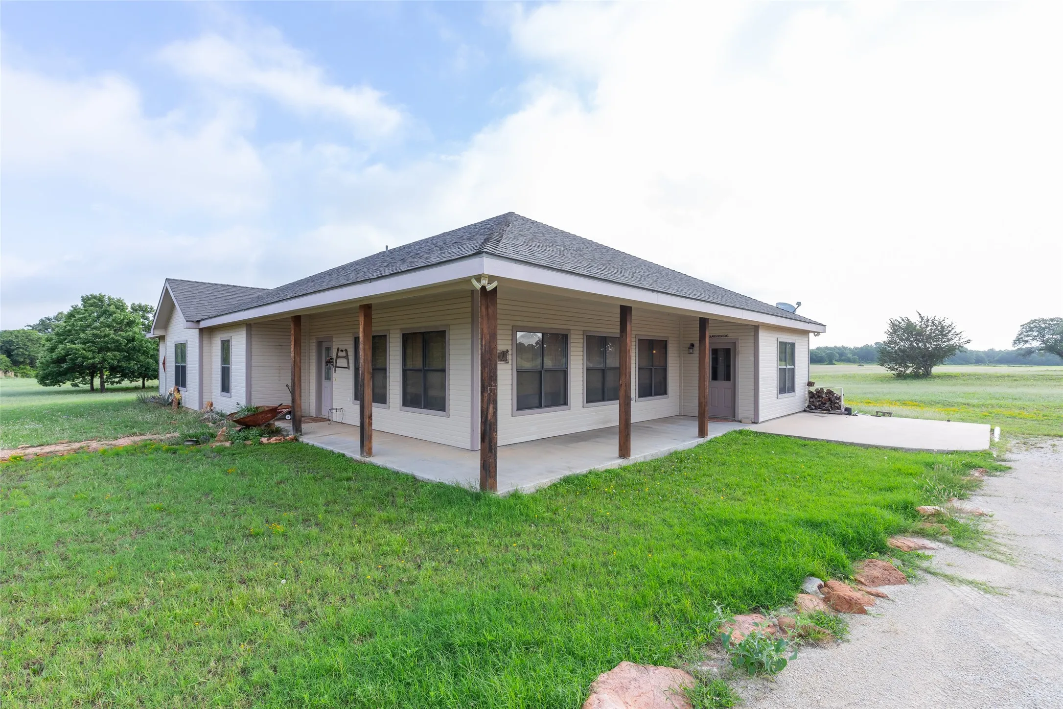Farm For Sale in Callahan County , 523 S Hays Road, Clyde, Texas 79510, 4 Bedroom, 3 Bathroom, 1 Garage spaces, 3,030 Sqft, built in 2007, Price $949,000, mls#21301657, Real Estate Agent in Clyde, Homes For Sale in Callahan county, Homes For Sale in Clyde, Realtor in Clyde Texas, Real Estate Brokerage Independent Realty Texas, Luminita Cordes Realtor