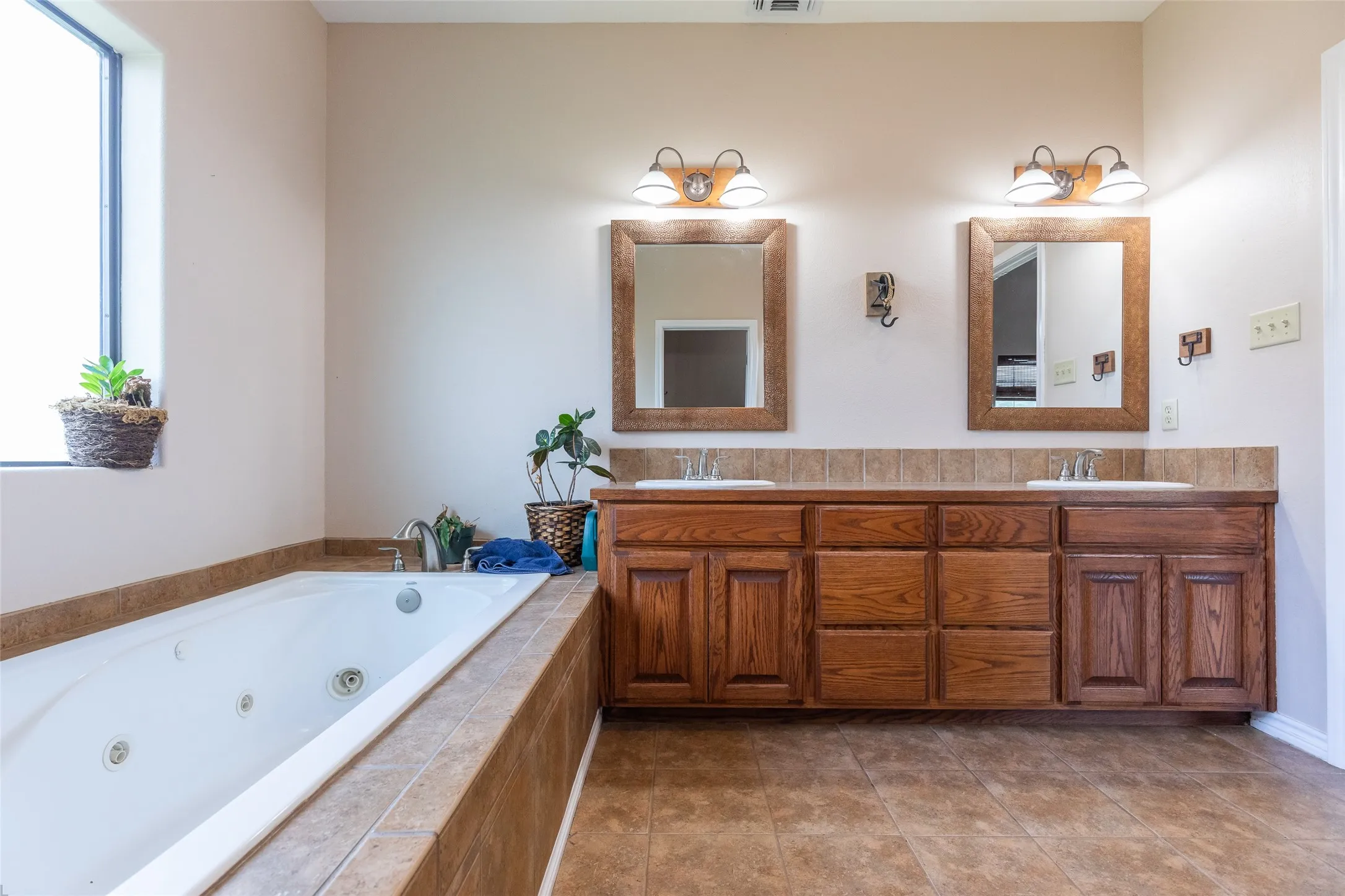 Farm For Sale in Callahan County , 523 S Hays Road, Clyde, Texas 79510, 4 Bedroom, 3 Bathroom, 1 Garage spaces, 3,030 Sqft, built in 2007, Price $949,000, mls#21301657, Real Estate Agent in Clyde, Homes For Sale in Callahan county, Homes For Sale in Clyde, Realtor in Clyde Texas, Real Estate Brokerage Independent Realty Texas, Luminita Cordes Realtor