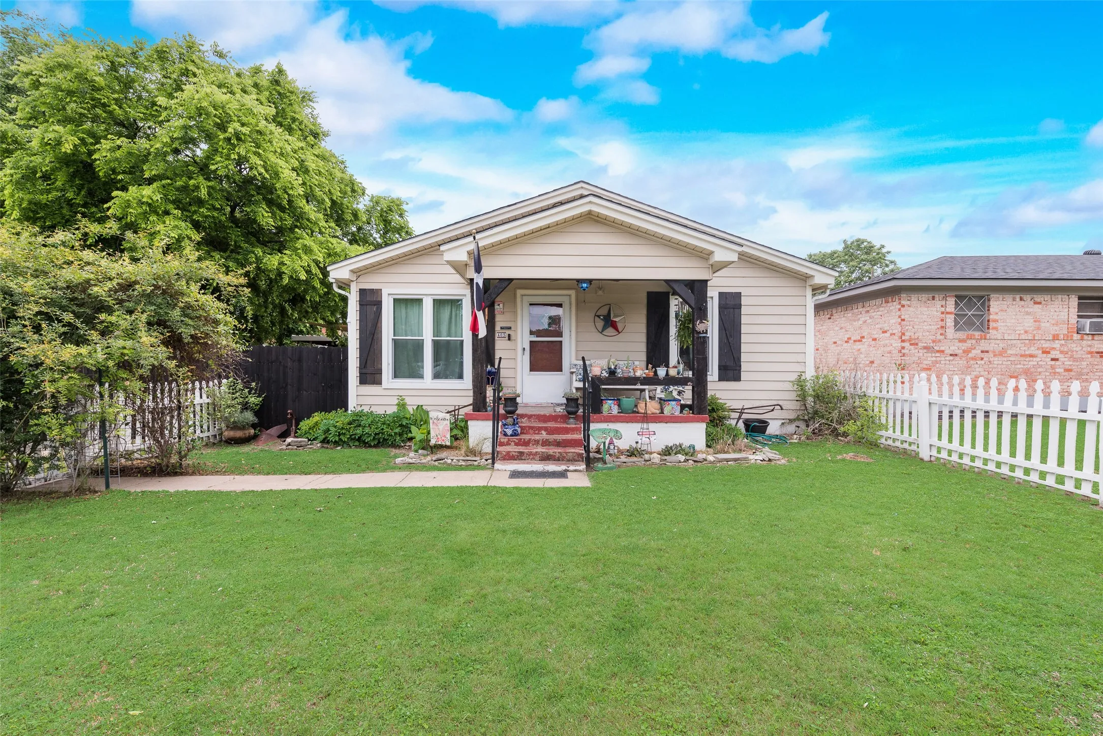 Single Family Residence For Sale in Ellis County , 405 Pecan Street, Forreston, Texas 76041, 3 Bedroom, 2 Bathroom, 2 Garage spaces, 1,365 Sqft, built in 1955, mls#21301669, Real Estate Agent in Forreston, Homes For Sale in Ellis county, Homes For Sale in Forreston, Realtor in Forreston Texas, Real Estate Brokerage Independent Realty Texas, Luminita Cordes Realtor