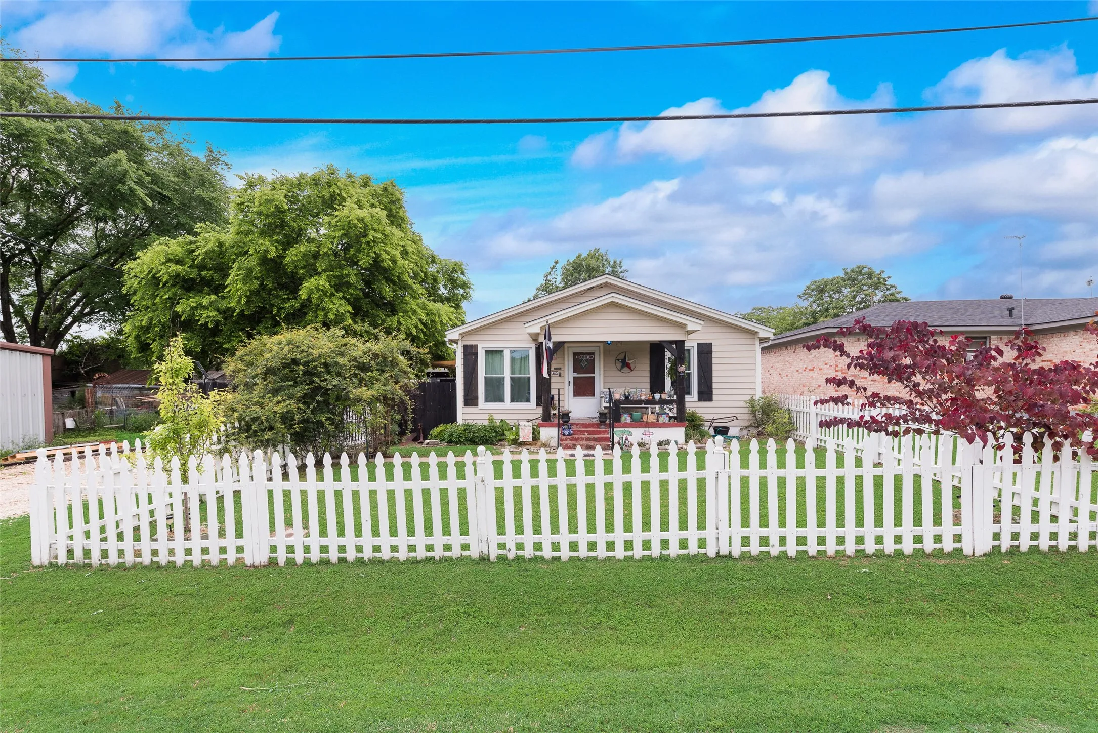Single Family Residence For Sale in Ellis County , 405 Pecan Street, Forreston, Texas 76041, 3 Bedroom, 2 Bathroom, 2 Garage spaces, 1,365 Sqft, built in 1955, mls#21301669, Real Estate Agent in Forreston, Homes For Sale in Ellis county, Homes For Sale in Forreston, Realtor in Forreston Texas, Real Estate Brokerage Independent Realty Texas, Luminita Cordes Realtor