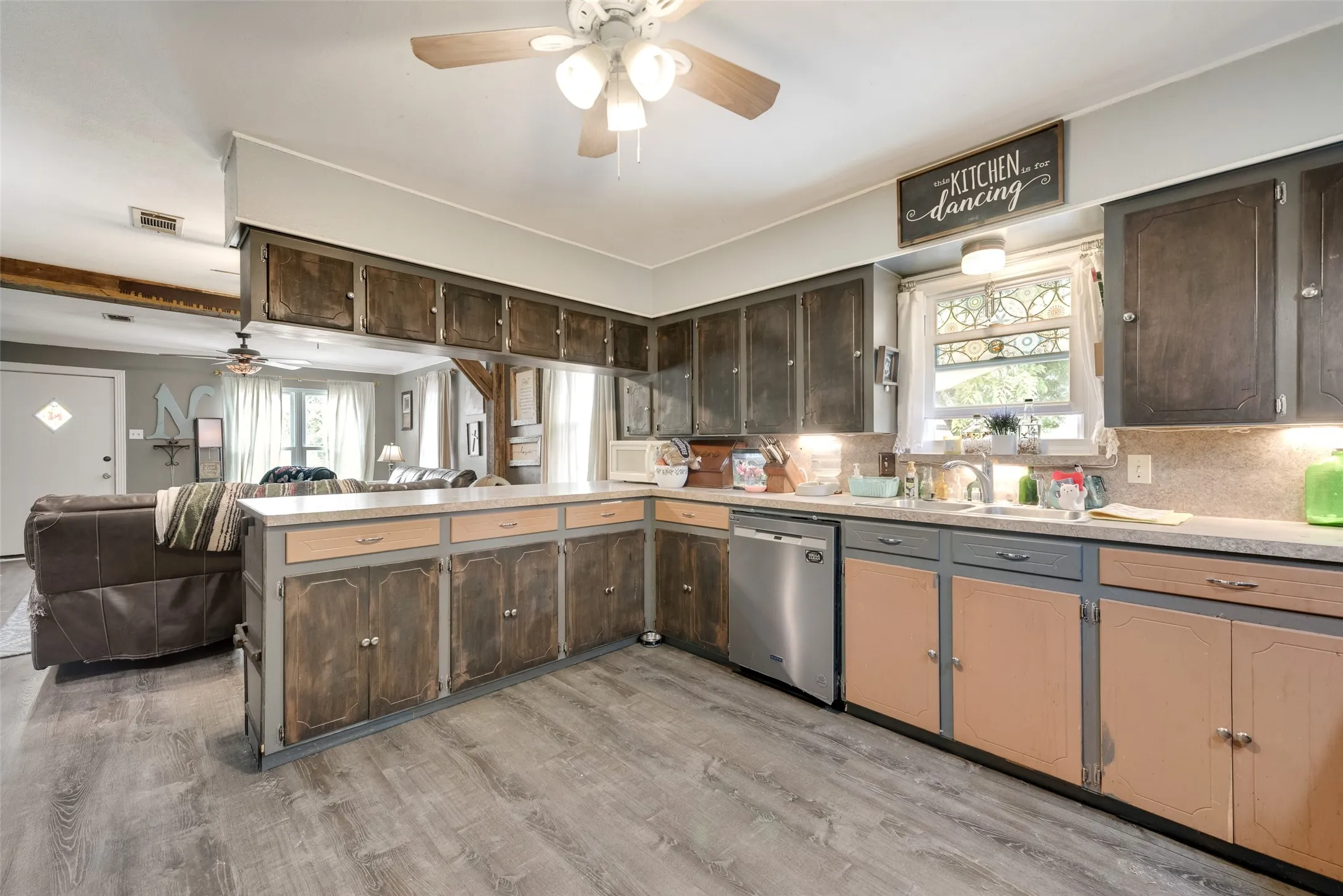 Single Family Residence For Sale in Ellis County , 405 Pecan Street, Forreston, Texas 76041, 3 Bedroom, 2 Bathroom, 2 Garage spaces, 1,365 Sqft, built in 1955, mls#21301669, Real Estate Agent in Forreston, Homes For Sale in Ellis county, Homes For Sale in Forreston, Realtor in Forreston Texas, Real Estate Brokerage Independent Realty Texas, Luminita Cordes Realtor