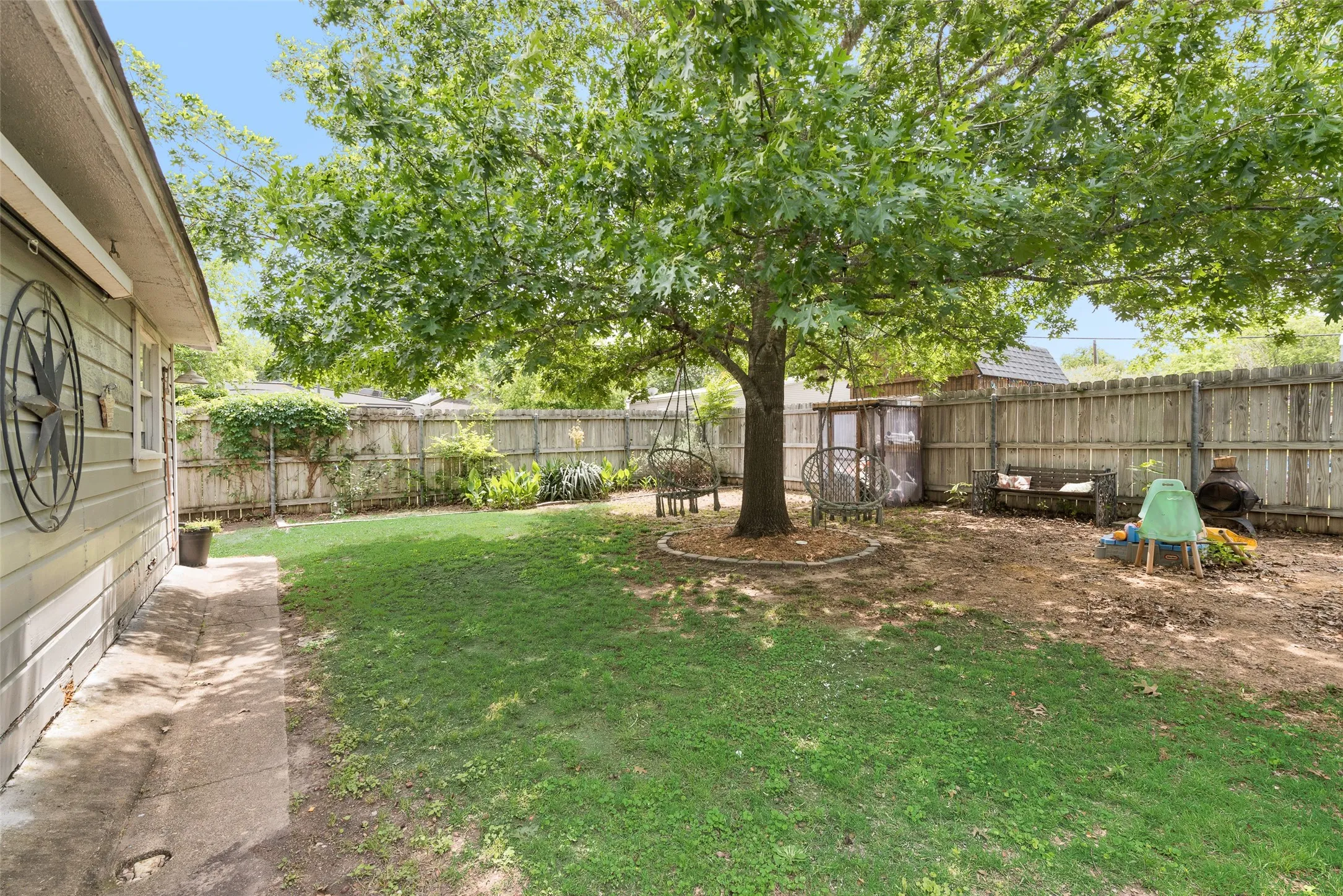 Single Family Residence For Sale in Ellis County , 405 Pecan Street, Forreston, Texas 76041, 3 Bedroom, 2 Bathroom, 2 Garage spaces, 1,365 Sqft, built in 1955, mls#21301669, Real Estate Agent in Forreston, Homes For Sale in Ellis county, Homes For Sale in Forreston, Realtor in Forreston Texas, Real Estate Brokerage Independent Realty Texas, Luminita Cordes Realtor