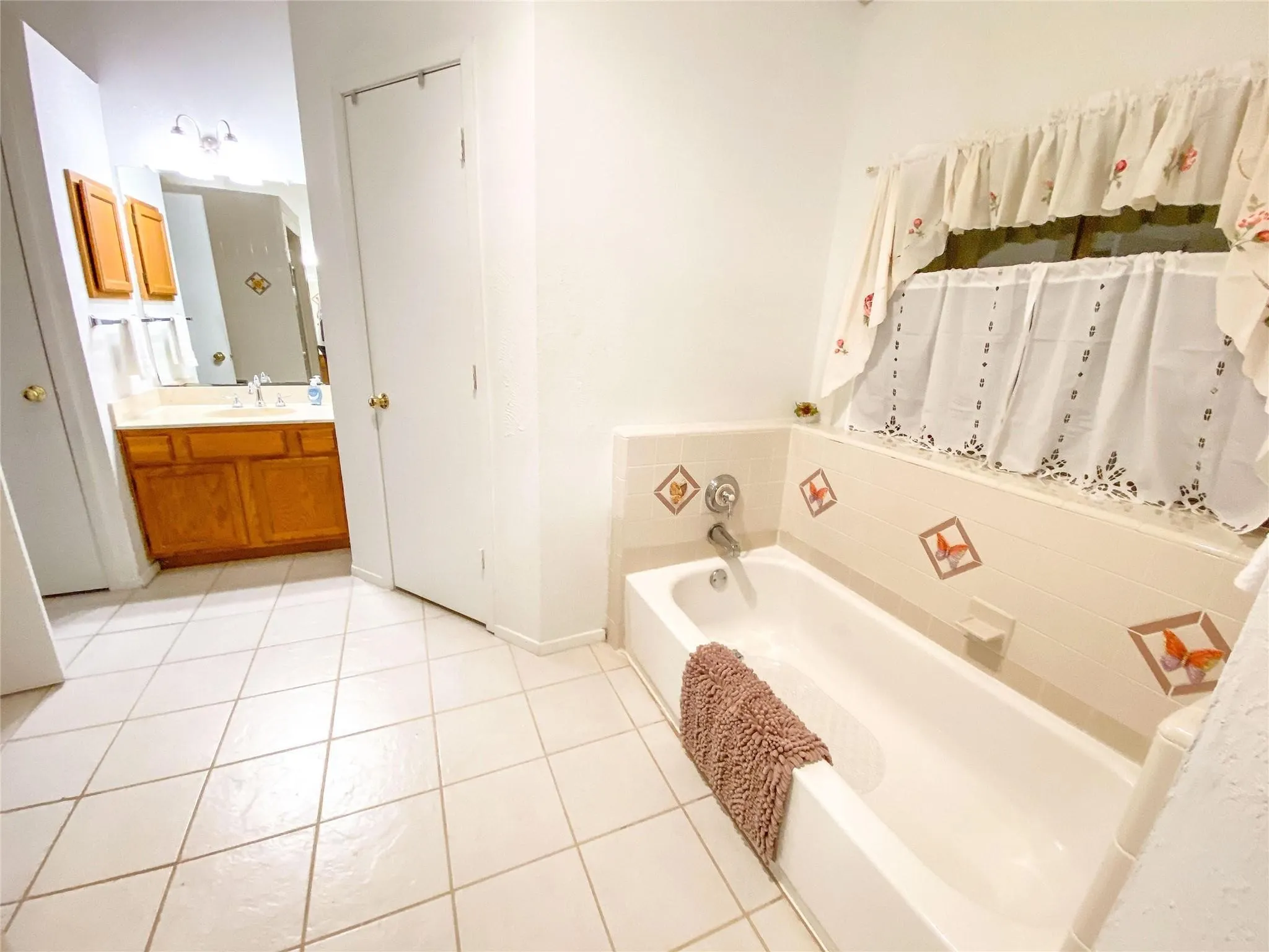 Single Family Residence For Sale in Dallas County , 4250 Claremont Drive, Grand Prairie, Texas 75052, 4 Bedroom, 4 Bathroom, 2 Garage spaces, 3,066 Sqft, built in 1985, mls#21300101, Real Estate Agent in Grand Prairie, Homes For Sale in Dallas county, Homes For Sale in Grand Prairie, Realtor in Grand Prairie Texas, Real Estate Brokerage Independent Realty Texas, Luminita Cordes Realtor
