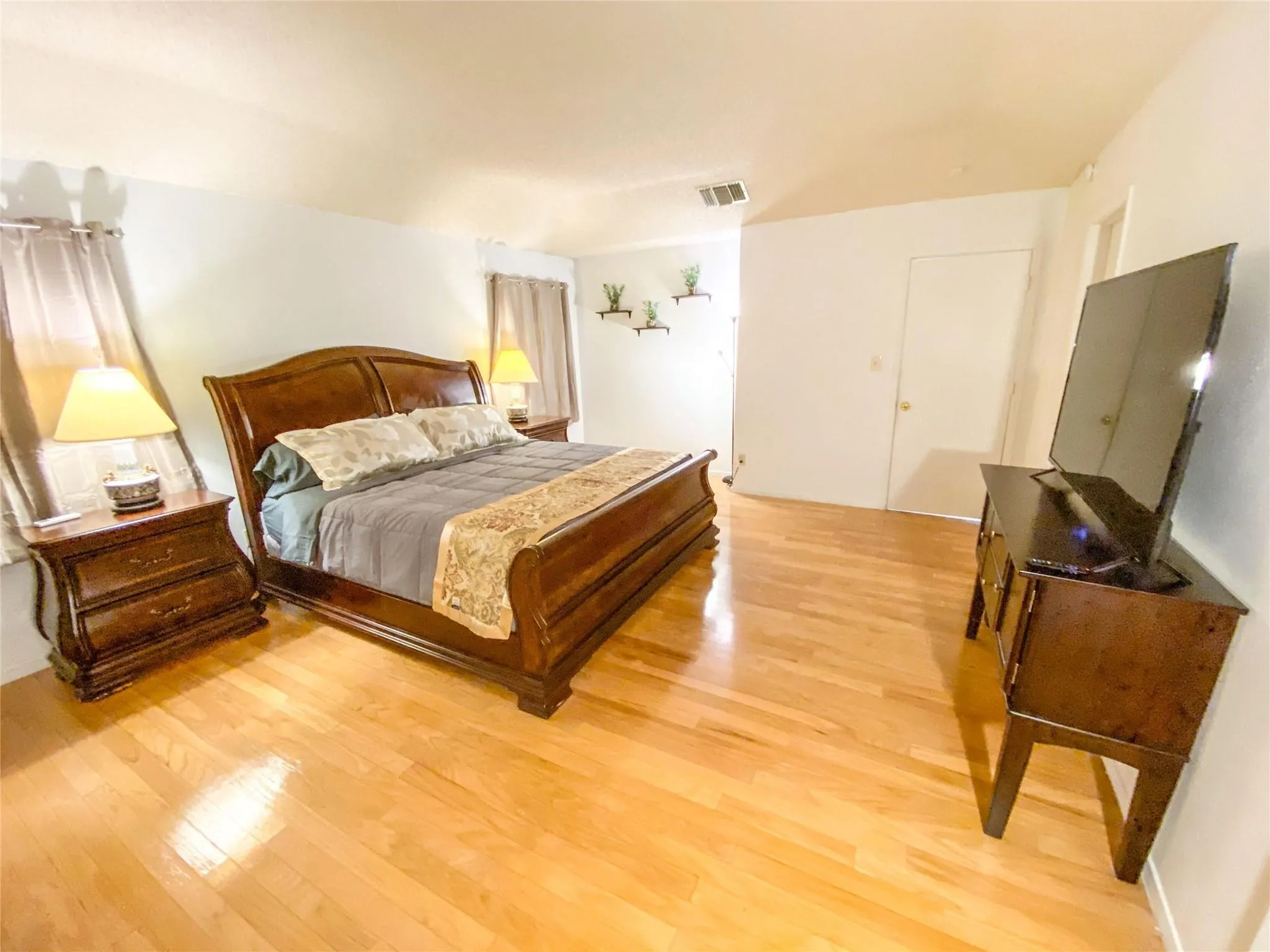 Single Family Residence For Sale in Dallas County , 4250 Claremont Drive, Grand Prairie, Texas 75052, 4 Bedroom, 4 Bathroom, 2 Garage spaces, 3,066 Sqft, built in 1985, mls#21300101, Real Estate Agent in Grand Prairie, Homes For Sale in Dallas county, Homes For Sale in Grand Prairie, Realtor in Grand Prairie Texas, Real Estate Brokerage Independent Realty Texas, Luminita Cordes Realtor