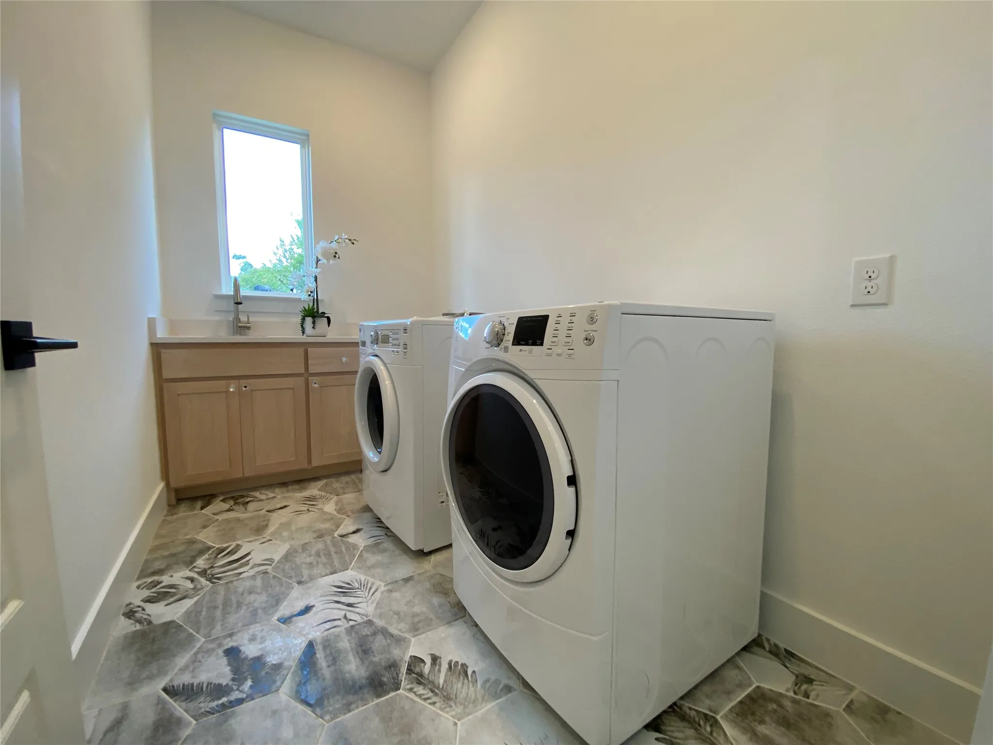 Townhouse For Rent in Dallas County , 807 S Glasgow, Dallas, Texas 75223, 3 Bedrooms, 3 Bathrooms, 2 Garage spaces, 2,342 Sqft, built in 2024, Price $3,950, mls#21301685, Real Estate Agent in Dallas, Homes For Rent in Dallas county, Homes For Rent in Dallas, Realtor in Dallas Texas, Real Estate Brokerage Independent Realty Texas, Luminita Cordes Realtor