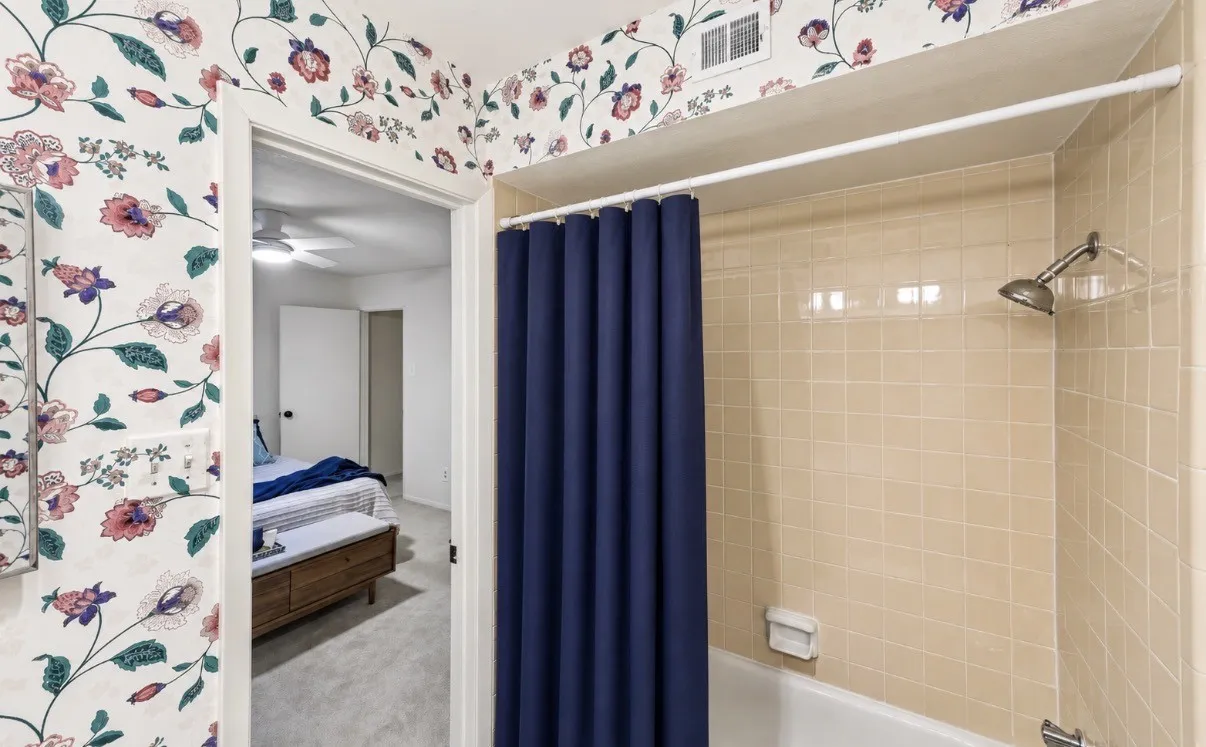 Condominium For Sale in Dallas County , 6017 Milton Street 137, Dallas, Texas 75206, 3 Bedroom, 3 Bathroom, Garage spaces, 1,186 Sqft, built in 1970, mls#21301694, Real Estate Agent in Dallas, Homes For Sale in Dallas county, Homes For Sale in Dallas, Realtor in Dallas Texas, Real Estate Brokerage Independent Realty Texas, Luminita Cordes Realtor