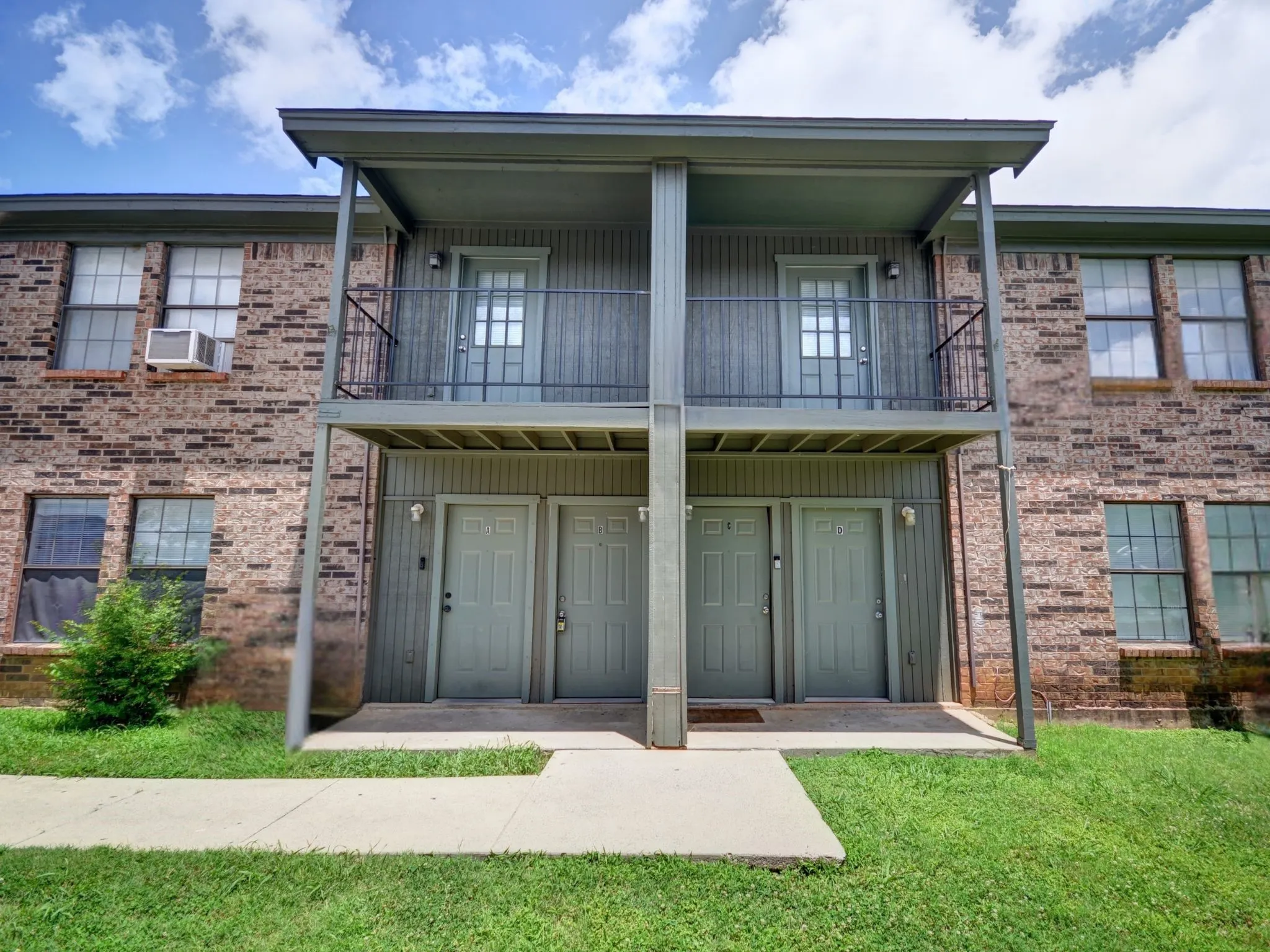 Apartment For Rent in Tarrant County , 1912 Bernice Street B, Haltom City, Texas 76117, 2 Bedrooms, 2 Bathrooms, Garage spaces, 950 Sqft, built in 1985, Price $1,100, mls#21301690, Real Estate Agent in Haltom City, Homes For Rent in Tarrant county, Homes For Rent in Haltom City, Realtor in Haltom City Texas, Real Estate Brokerage Independent Realty Texas, Luminita Cordes Realtor