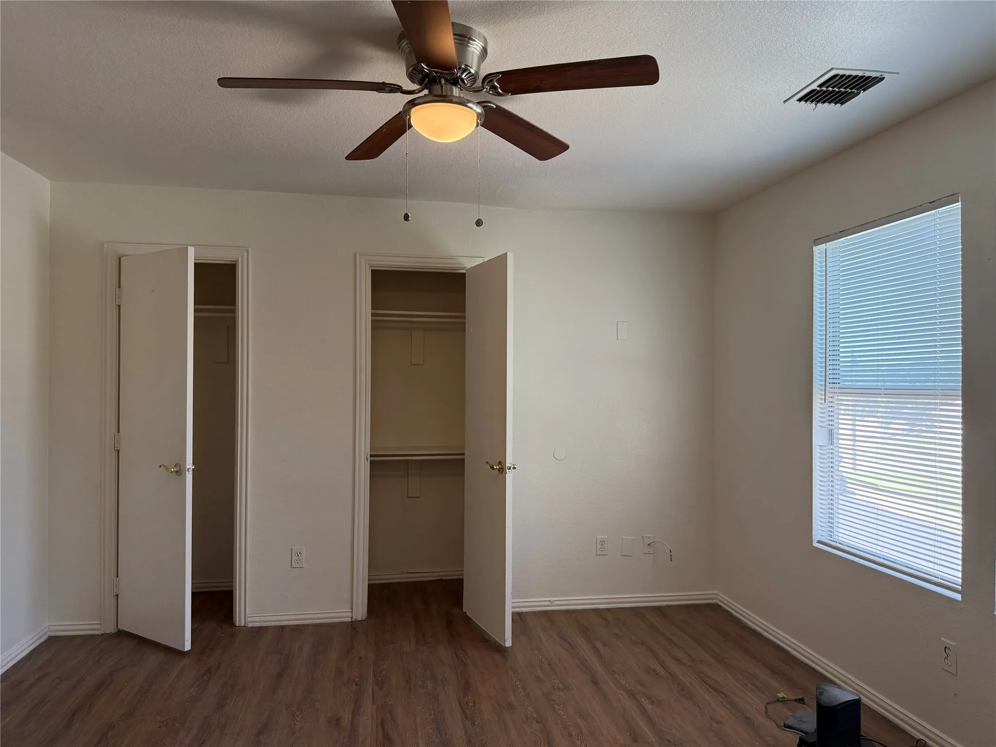 Townhouse For Rent in Dallas County , 216 Creek Cove Drive, Dallas, Texas 75217, 3 Bedroom, 3 Bathroom, 2 Garage spaces, 1,501 Sqft, built in 2006, mls#21297657, Real Estate Agent in Dallas, Homes For Rent in Dallas county, Homes For Rent in Dallas, Realtor in Dallas Texas, Real Estate Brokerage Independent Realty Texas, Luminita Cordes Realtor