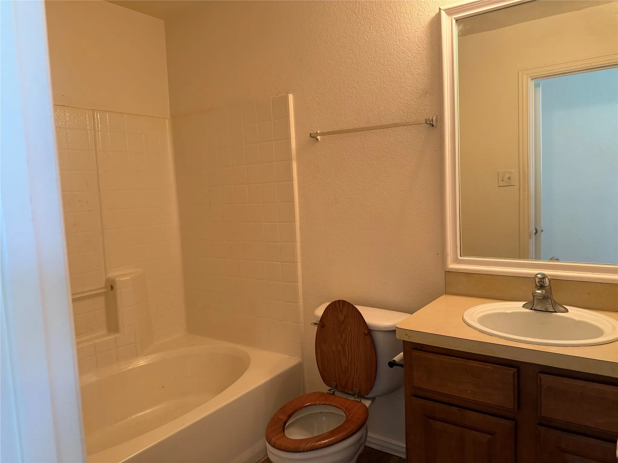 Townhouse For Rent in Dallas County , 216 Creek Cove Drive, Dallas, Texas 75217, 3 Bedroom, 3 Bathroom, 2 Garage spaces, 1,501 Sqft, built in 2006, mls#21297657, Real Estate Agent in Dallas, Homes For Rent in Dallas county, Homes For Rent in Dallas, Realtor in Dallas Texas, Real Estate Brokerage Independent Realty Texas, Luminita Cordes Realtor