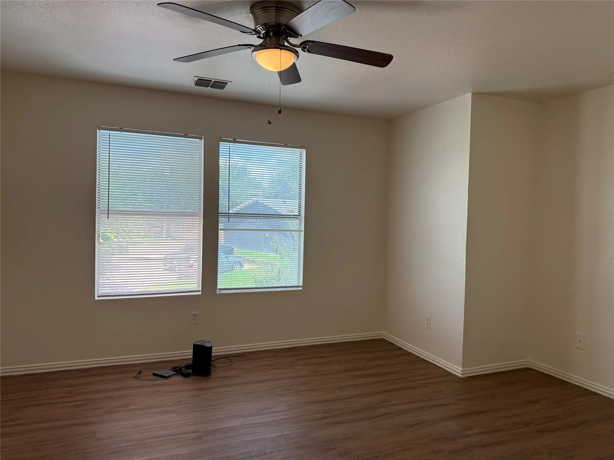 Townhouse For Rent in Dallas County , 216 Creek Cove Drive, Dallas, Texas 75217, 3 Bedroom, 3 Bathroom, 2 Garage spaces, 1,501 Sqft, built in 2006, mls#21297657, Real Estate Agent in Dallas, Homes For Rent in Dallas county, Homes For Rent in Dallas, Realtor in Dallas Texas, Real Estate Brokerage Independent Realty Texas, Luminita Cordes Realtor