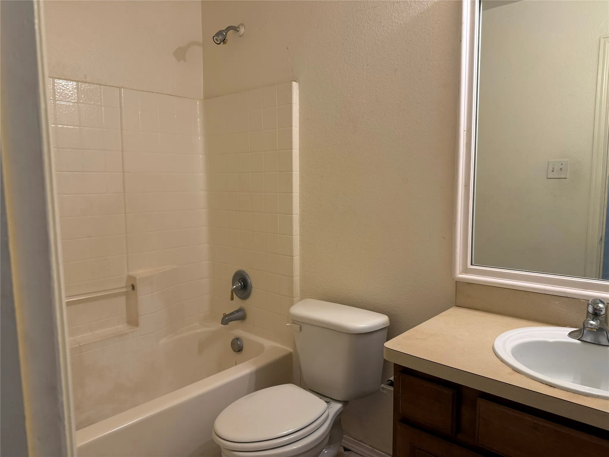 Townhouse For Rent in Dallas County , 216 Creek Cove Drive, Dallas, Texas 75217, 3 Bedroom, 3 Bathroom, 2 Garage spaces, 1,501 Sqft, built in 2006, mls#21297657, Real Estate Agent in Dallas, Homes For Rent in Dallas county, Homes For Rent in Dallas, Realtor in Dallas Texas, Real Estate Brokerage Independent Realty Texas, Luminita Cordes Realtor