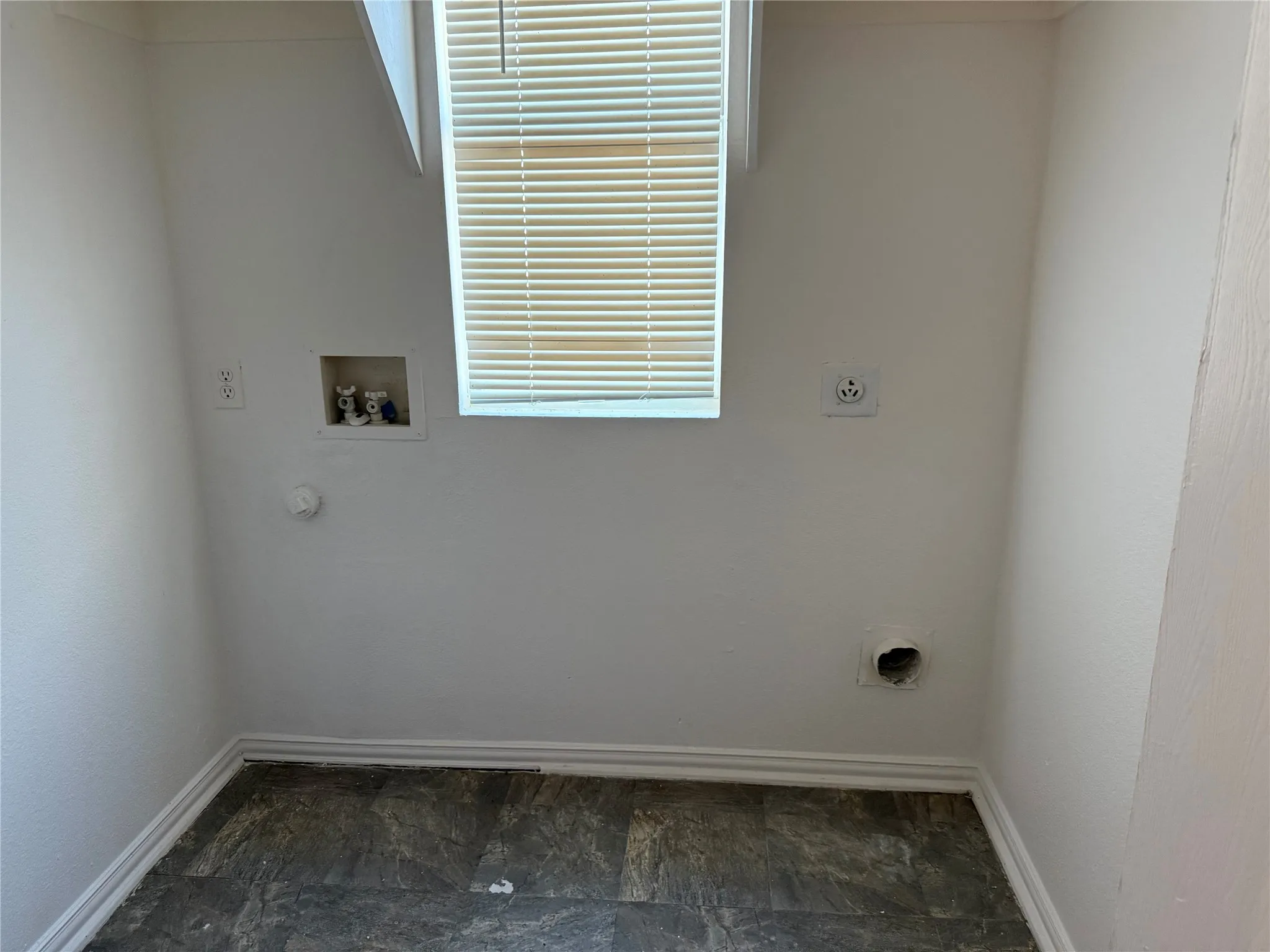 Townhouse For Rent in Dallas County , 216 Creek Cove Drive, Dallas, Texas 75217, 3 Bedroom, 3 Bathroom, 2 Garage spaces, 1,501 Sqft, built in 2006, mls#21297657, Real Estate Agent in Dallas, Homes For Rent in Dallas county, Homes For Rent in Dallas, Realtor in Dallas Texas, Real Estate Brokerage Independent Realty Texas, Luminita Cordes Realtor
