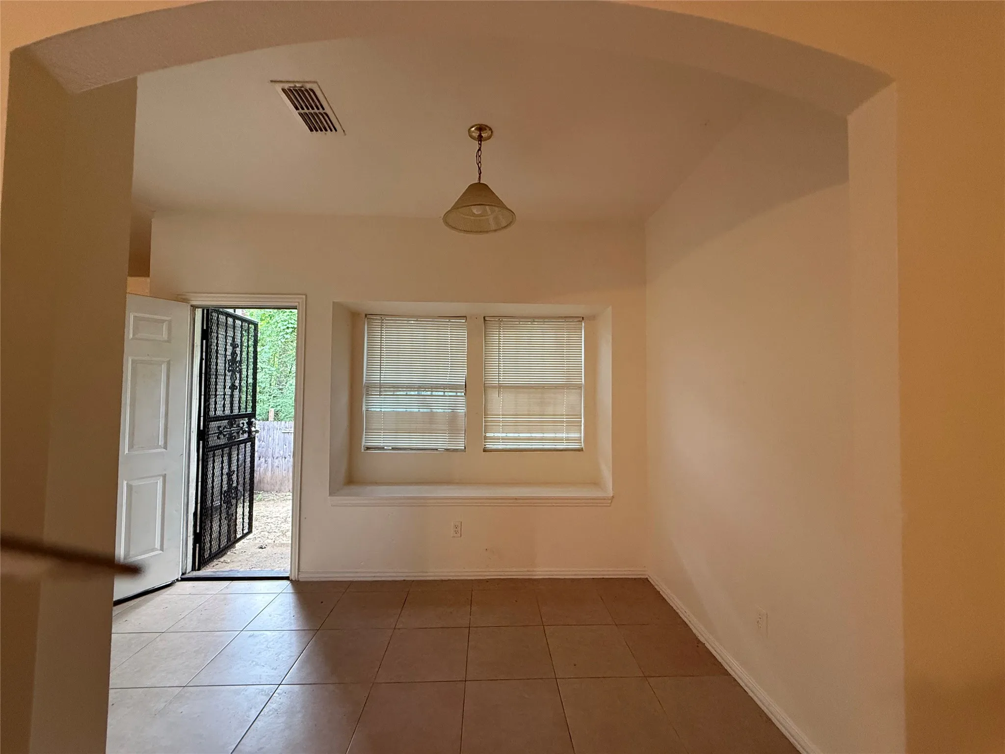 Townhouse For Rent in Dallas County , 216 Creek Cove Drive, Dallas, Texas 75217, 3 Bedroom, 3 Bathroom, 2 Garage spaces, 1,501 Sqft, built in 2006, mls#21297657, Real Estate Agent in Dallas, Homes For Rent in Dallas county, Homes For Rent in Dallas, Realtor in Dallas Texas, Real Estate Brokerage Independent Realty Texas, Luminita Cordes Realtor