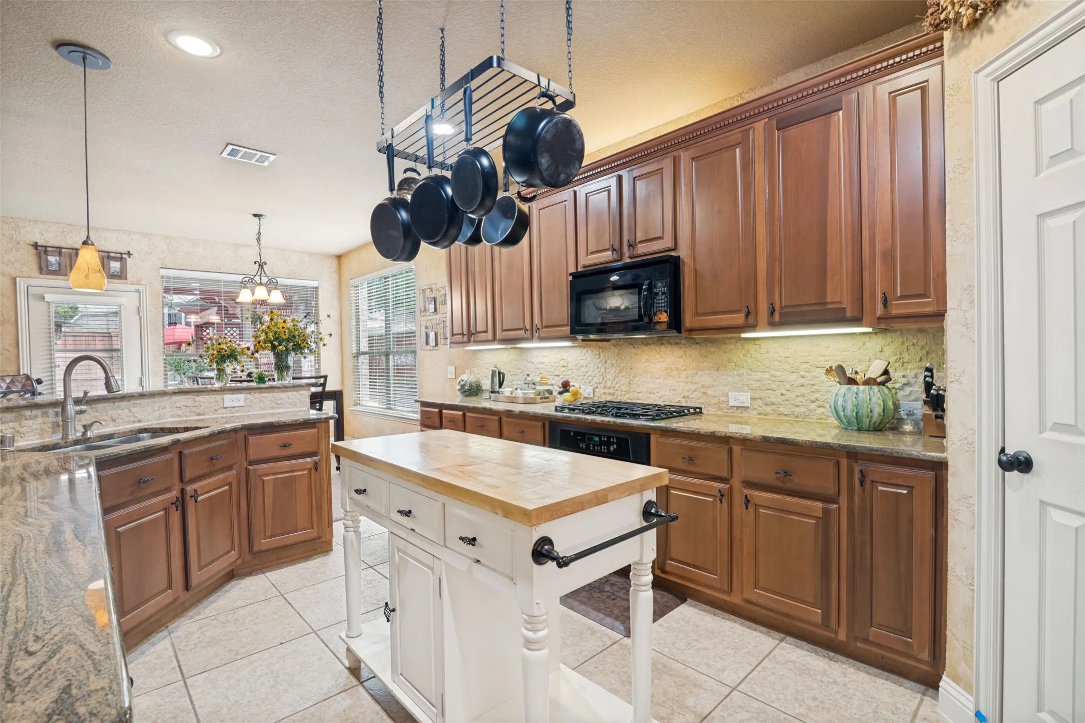 Single Family Residence For Sale in Collin County , 608 Chalk Hill Lane, Murphy, Texas 75094, 4 Bedroom, 3 Bathroom, 2 Garage spaces, 3,197 Sqft, built in 2006, mls#21299244, Real Estate Agent in Murphy, Homes For Sale in Collin county, Homes For Sale in Murphy, Realtor in Murphy Texas, Real Estate Brokerage Independent Realty Texas, Luminita Cordes Realtor