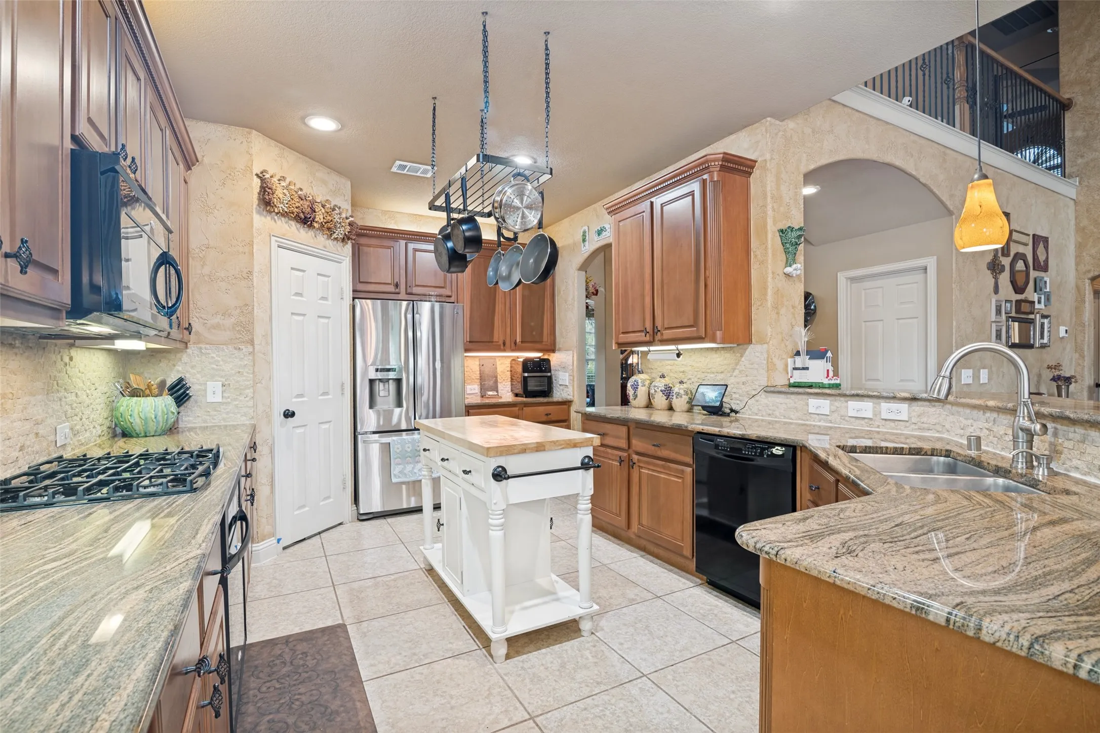 Single Family Residence For Sale in Collin County , 608 Chalk Hill Lane, Murphy, Texas 75094, 4 Bedroom, 3 Bathroom, 2 Garage spaces, 3,197 Sqft, built in 2006, mls#21299244, Real Estate Agent in Murphy, Homes For Sale in Collin county, Homes For Sale in Murphy, Realtor in Murphy Texas, Real Estate Brokerage Independent Realty Texas, Luminita Cordes Realtor