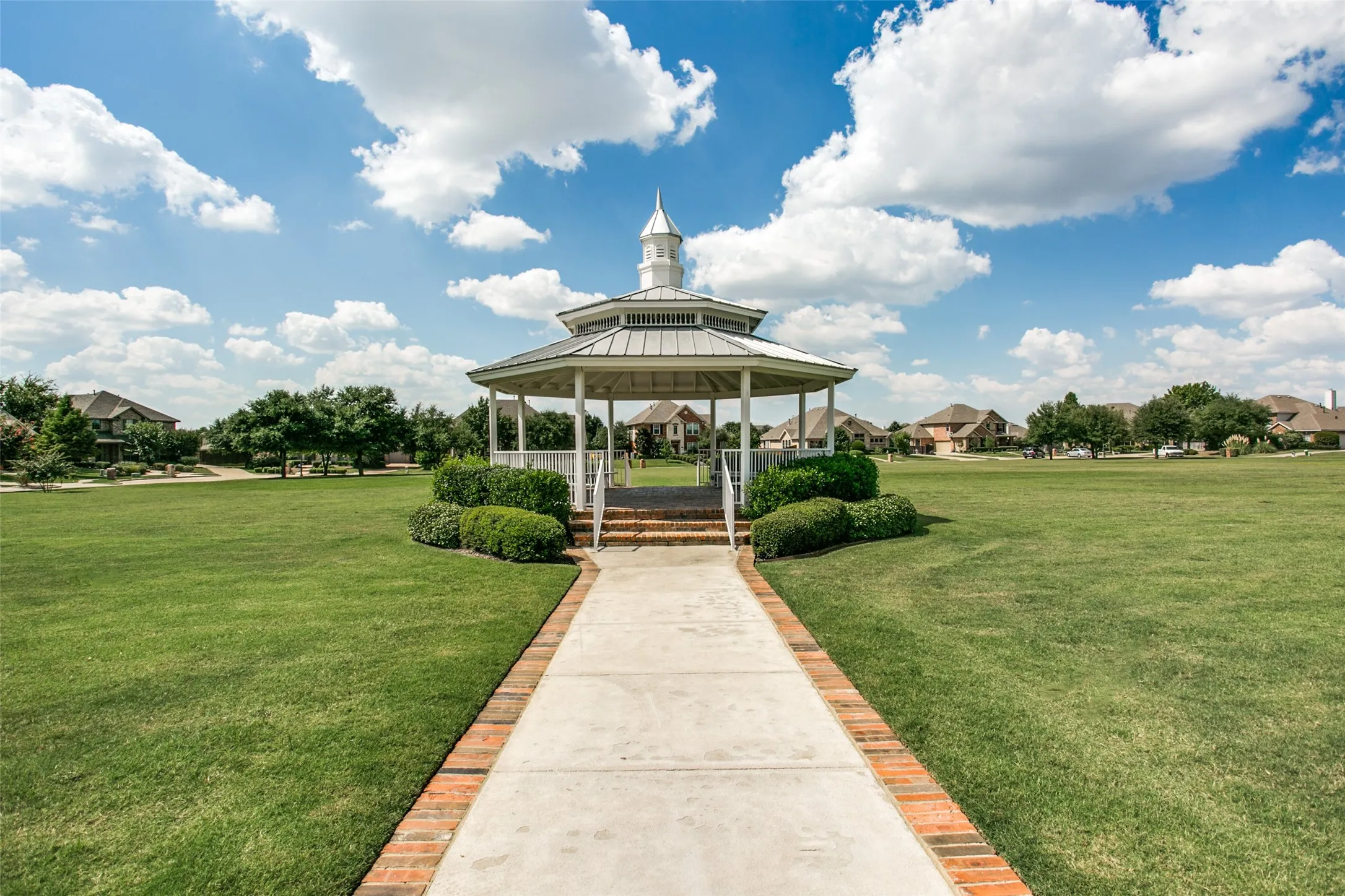 Single Family Residence For Sale in Collin County , 608 Chalk Hill Lane, Murphy, Texas 75094, 4 Bedroom, 3 Bathroom, 2 Garage spaces, 3,197 Sqft, built in 2006, mls#21299244, Real Estate Agent in Murphy, Homes For Sale in Collin county, Homes For Sale in Murphy, Realtor in Murphy Texas, Real Estate Brokerage Independent Realty Texas, Luminita Cordes Realtor