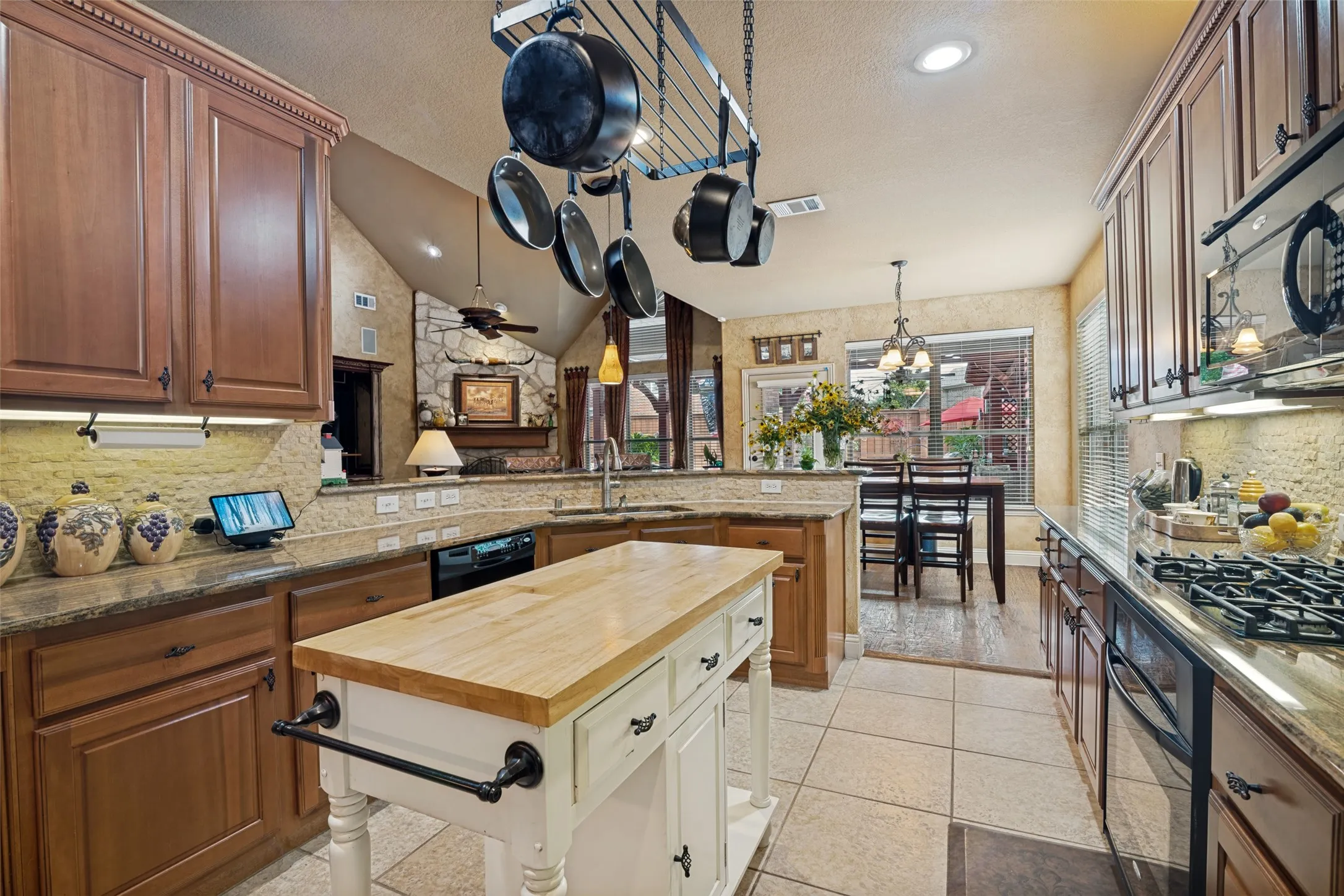 Single Family Residence For Sale in Collin County , 608 Chalk Hill Lane, Murphy, Texas 75094, 4 Bedroom, 3 Bathroom, 2 Garage spaces, 3,197 Sqft, built in 2006, mls#21299244, Real Estate Agent in Murphy, Homes For Sale in Collin county, Homes For Sale in Murphy, Realtor in Murphy Texas, Real Estate Brokerage Independent Realty Texas, Luminita Cordes Realtor