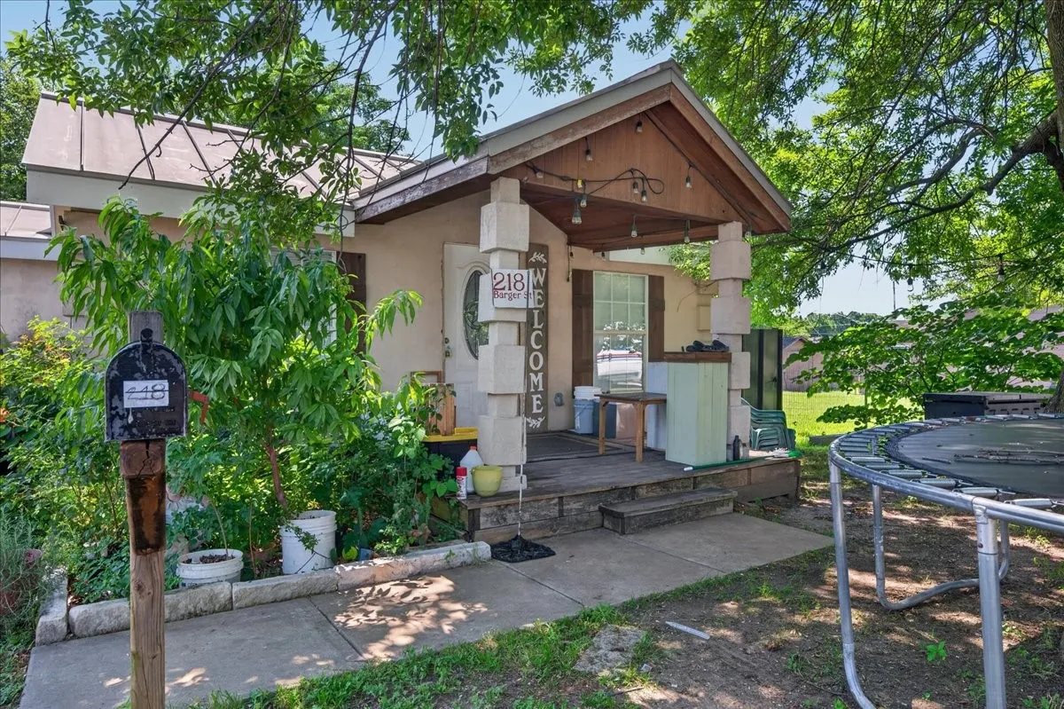Single Family Residence For Sale in Dallas County , 218 Barger Street, Garland, Texas 75040, 2 Bedroom, 1 Bathroom, Garage spaces, 910 Sqft, built in 1945, mls#21284219, Real Estate Agent in Garland, Homes For Sale in Dallas county, Homes For Sale in Garland, Realtor in Garland Texas, Real Estate Brokerage Independent Realty Texas, Luminita Cordes Realtor