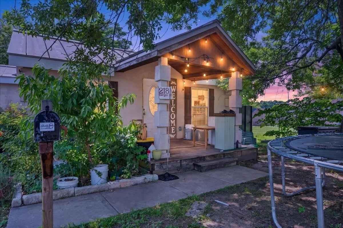 Single Family Residence For Sale in Dallas County , 218 Barger Street, Garland, Texas 75040, 2 Bedroom, 1 Bathroom, Garage spaces, 910 Sqft, built in 1945, mls#21284219, Real Estate Agent in Garland, Homes For Sale in Dallas county, Homes For Sale in Garland, Realtor in Garland Texas, Real Estate Brokerage Independent Realty Texas, Luminita Cordes Realtor