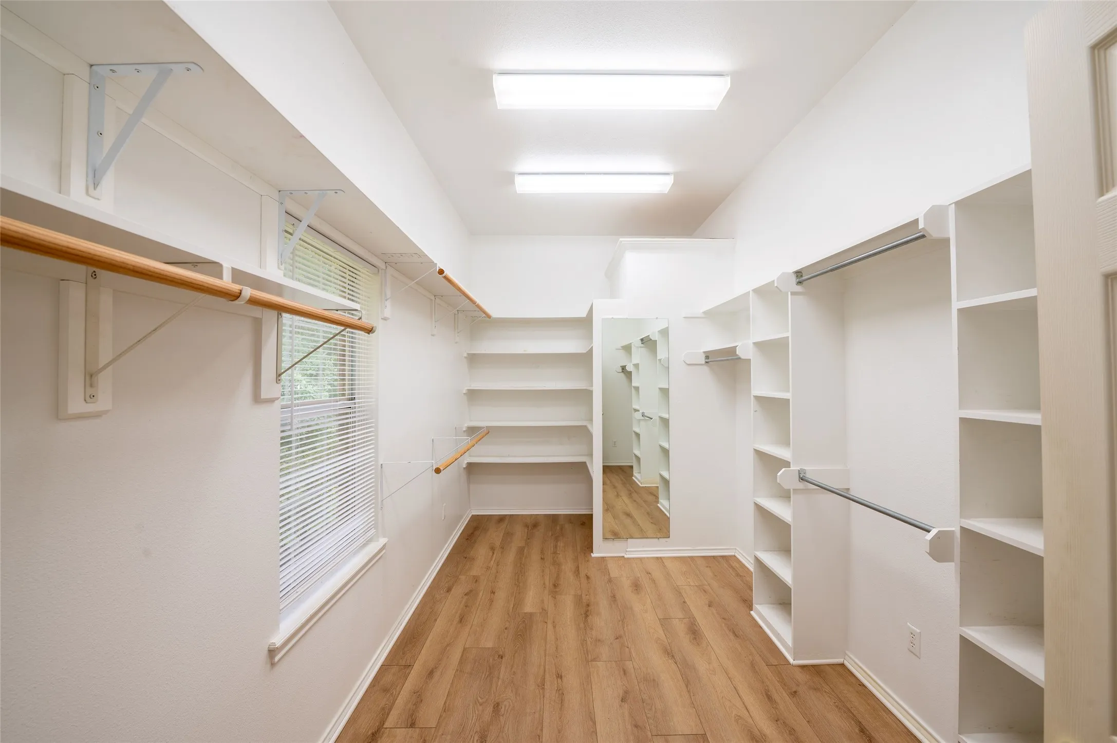 Single Family Residence For Sale in Wood County , 605 County road 2310, Mineola, Texas 75773, 3 Bedroom, 3 Bathroom, 2 Garage spaces, 2,472 Sqft, built in 1985, mls#21301704, Real Estate Agent in Mineola, Homes For Sale in Wood county, Homes For Sale in Mineola, Realtor in Mineola Texas, Real Estate Brokerage Independent Realty Texas, Luminita Cordes Realtor