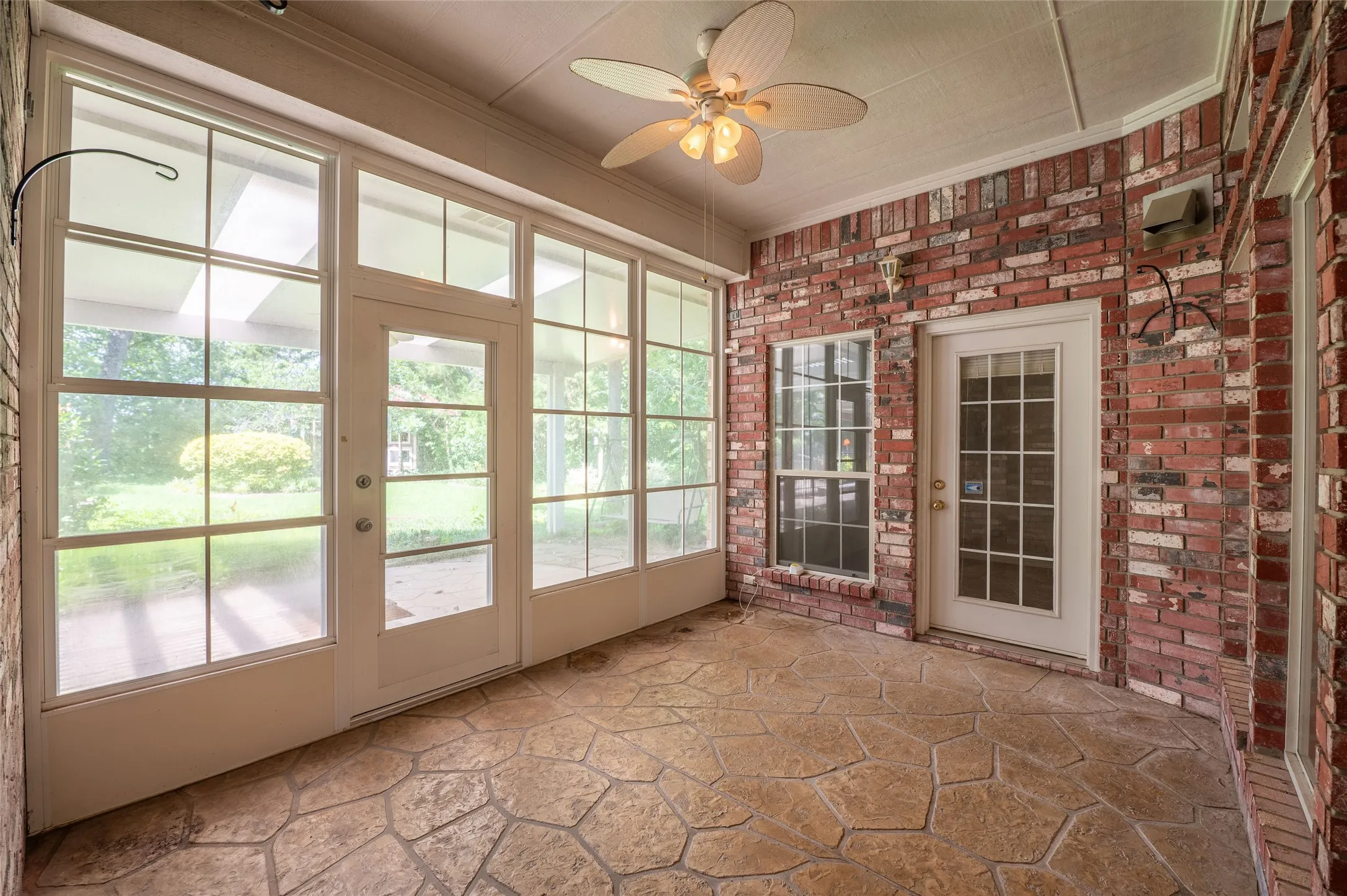 Single Family Residence For Sale in Wood County , 605 County road 2310, Mineola, Texas 75773, 3 Bedroom, 3 Bathroom, 2 Garage spaces, 2,472 Sqft, built in 1985, mls#21301704, Real Estate Agent in Mineola, Homes For Sale in Wood county, Homes For Sale in Mineola, Realtor in Mineola Texas, Real Estate Brokerage Independent Realty Texas, Luminita Cordes Realtor