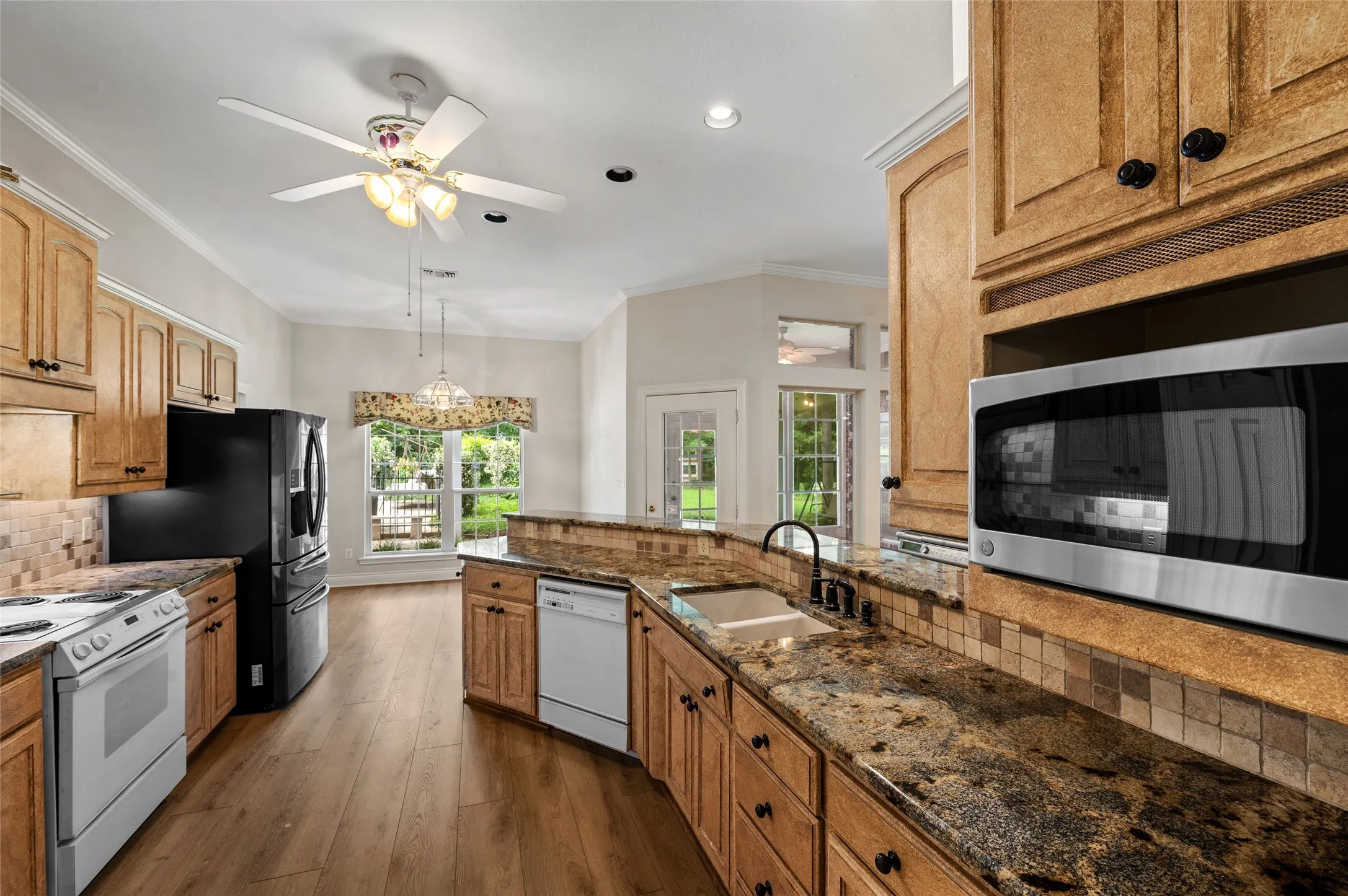 Single Family Residence For Sale in Wood County , 605 County road 2310, Mineola, Texas 75773, 3 Bedroom, 3 Bathroom, 2 Garage spaces, 2,472 Sqft, built in 1985, mls#21301704, Real Estate Agent in Mineola, Homes For Sale in Wood county, Homes For Sale in Mineola, Realtor in Mineola Texas, Real Estate Brokerage Independent Realty Texas, Luminita Cordes Realtor