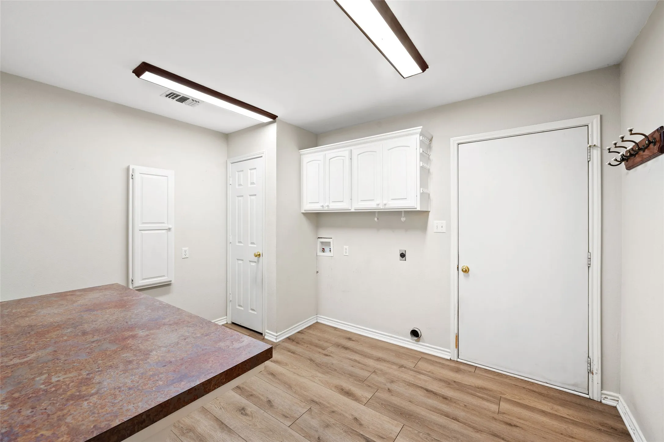 Single Family Residence For Sale in Wood County , 605 County road 2310, Mineola, Texas 75773, 3 Bedroom, 3 Bathroom, 2 Garage spaces, 2,472 Sqft, built in 1985, mls#21301704, Real Estate Agent in Mineola, Homes For Sale in Wood county, Homes For Sale in Mineola, Realtor in Mineola Texas, Real Estate Brokerage Independent Realty Texas, Luminita Cordes Realtor