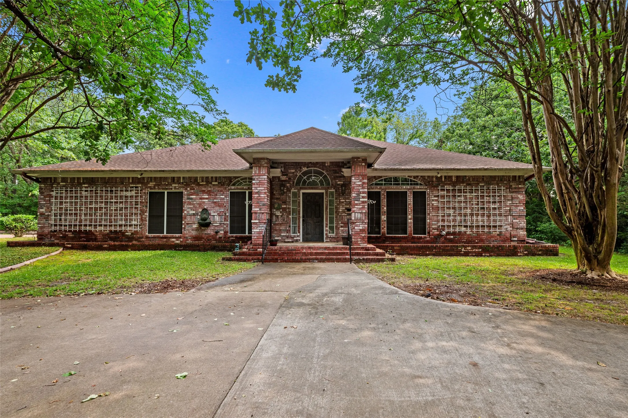 Single Family Residence For Sale in Wood County , 605 County road 2310, Mineola, Texas 75773, 3 Bedroom, 3 Bathroom, 2 Garage spaces, 2,472 Sqft, built in 1985, mls#21301704, Real Estate Agent in Mineola, Homes For Sale in Wood county, Homes For Sale in Mineola, Realtor in Mineola Texas, Real Estate Brokerage Independent Realty Texas, Luminita Cordes Realtor