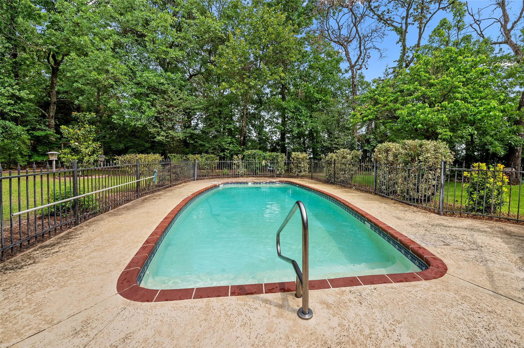 Single Family Residence For Sale in Wood County , 605 County road 2310, Mineola, Texas 75773, 3 Bedroom, 3 Bathroom, 2 Garage spaces, 2,472 Sqft, built in 1985, mls#21301704, Real Estate Agent in Mineola, Homes For Sale in Wood county, Homes For Sale in Mineola, Realtor in Mineola Texas, Real Estate Brokerage Independent Realty Texas, Luminita Cordes Realtor