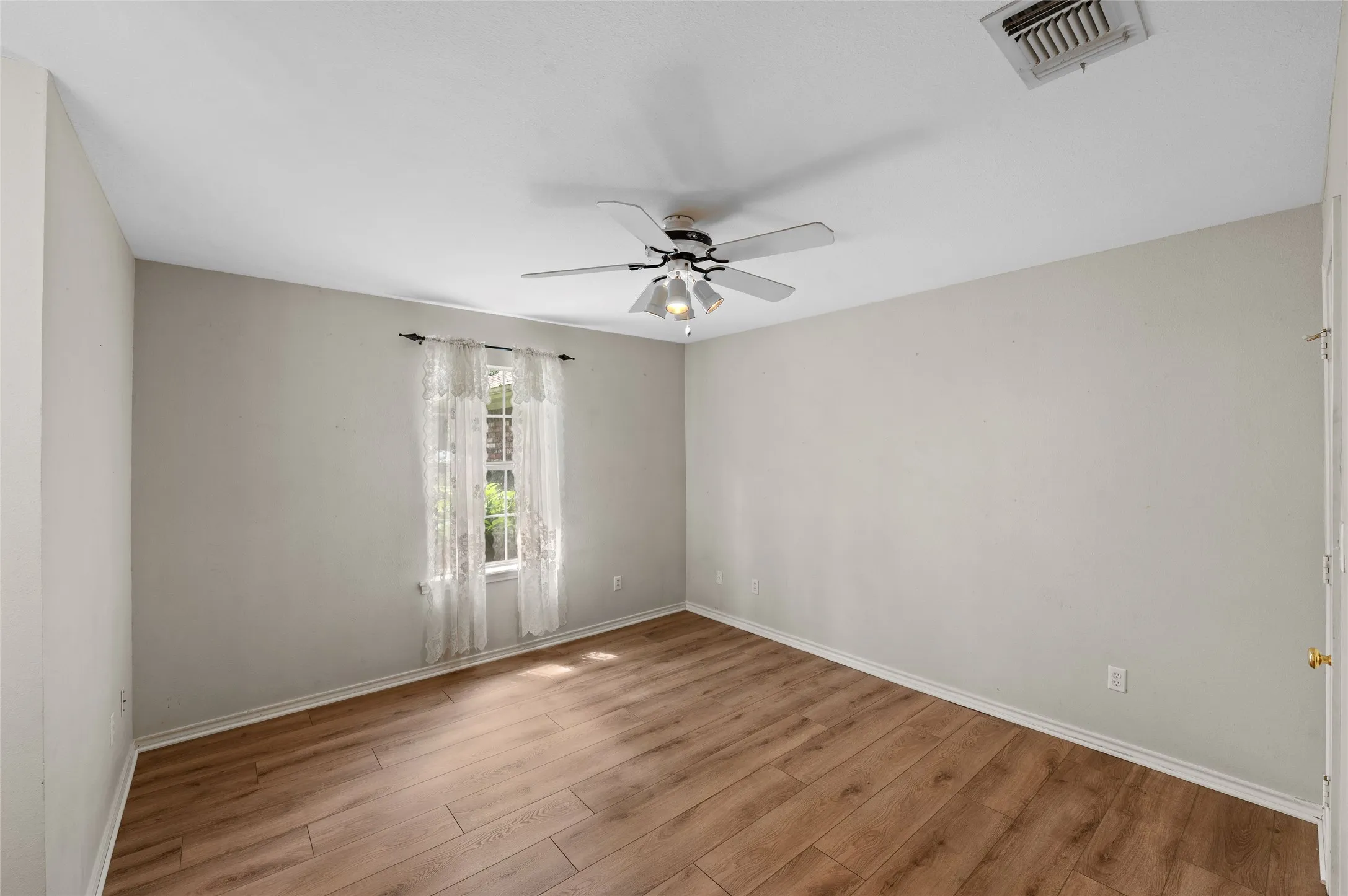 Single Family Residence For Sale in Wood County , 605 County road 2310, Mineola, Texas 75773, 3 Bedroom, 3 Bathroom, 2 Garage spaces, 2,472 Sqft, built in 1985, mls#21301704, Real Estate Agent in Mineola, Homes For Sale in Wood county, Homes For Sale in Mineola, Realtor in Mineola Texas, Real Estate Brokerage Independent Realty Texas, Luminita Cordes Realtor
