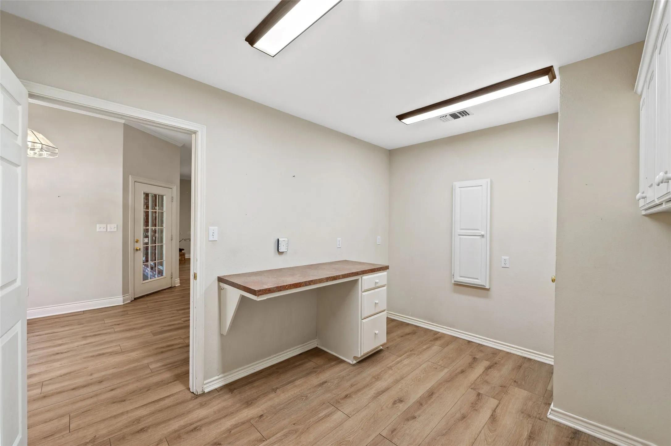 Single Family Residence For Sale in Wood County , 605 County road 2310, Mineola, Texas 75773, 3 Bedroom, 3 Bathroom, 2 Garage spaces, 2,472 Sqft, built in 1985, mls#21301704, Real Estate Agent in Mineola, Homes For Sale in Wood county, Homes For Sale in Mineola, Realtor in Mineola Texas, Real Estate Brokerage Independent Realty Texas, Luminita Cordes Realtor