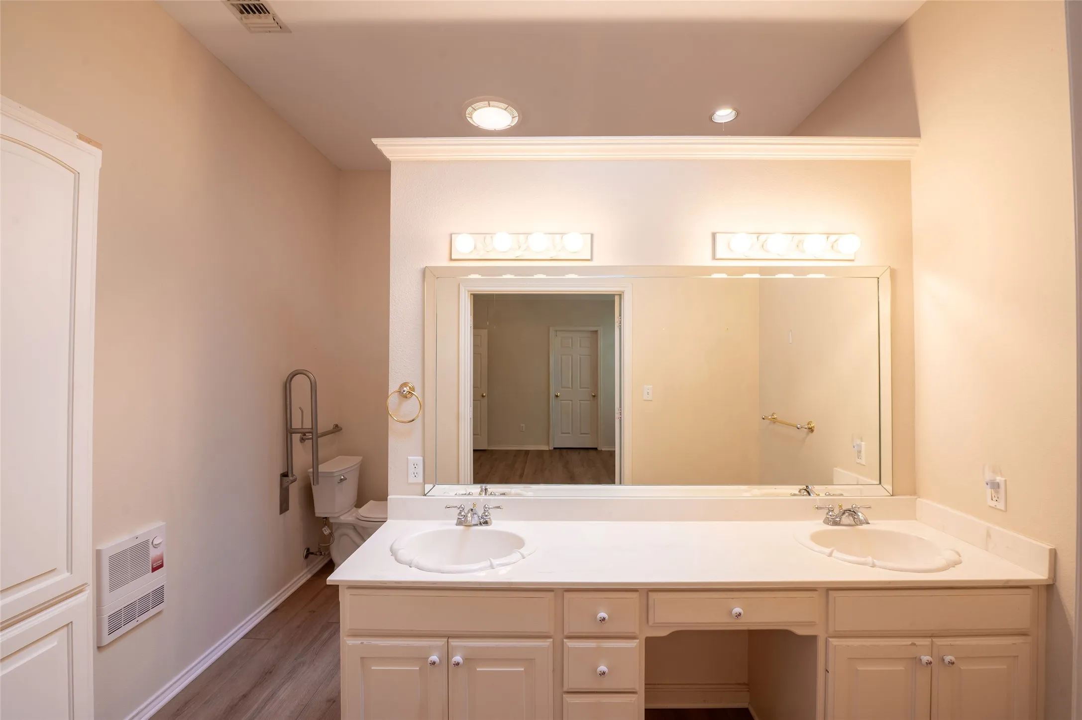 Single Family Residence For Sale in Wood County , 605 County road 2310, Mineola, Texas 75773, 3 Bedroom, 3 Bathroom, 2 Garage spaces, 2,472 Sqft, built in 1985, mls#21301704, Real Estate Agent in Mineola, Homes For Sale in Wood county, Homes For Sale in Mineola, Realtor in Mineola Texas, Real Estate Brokerage Independent Realty Texas, Luminita Cordes Realtor