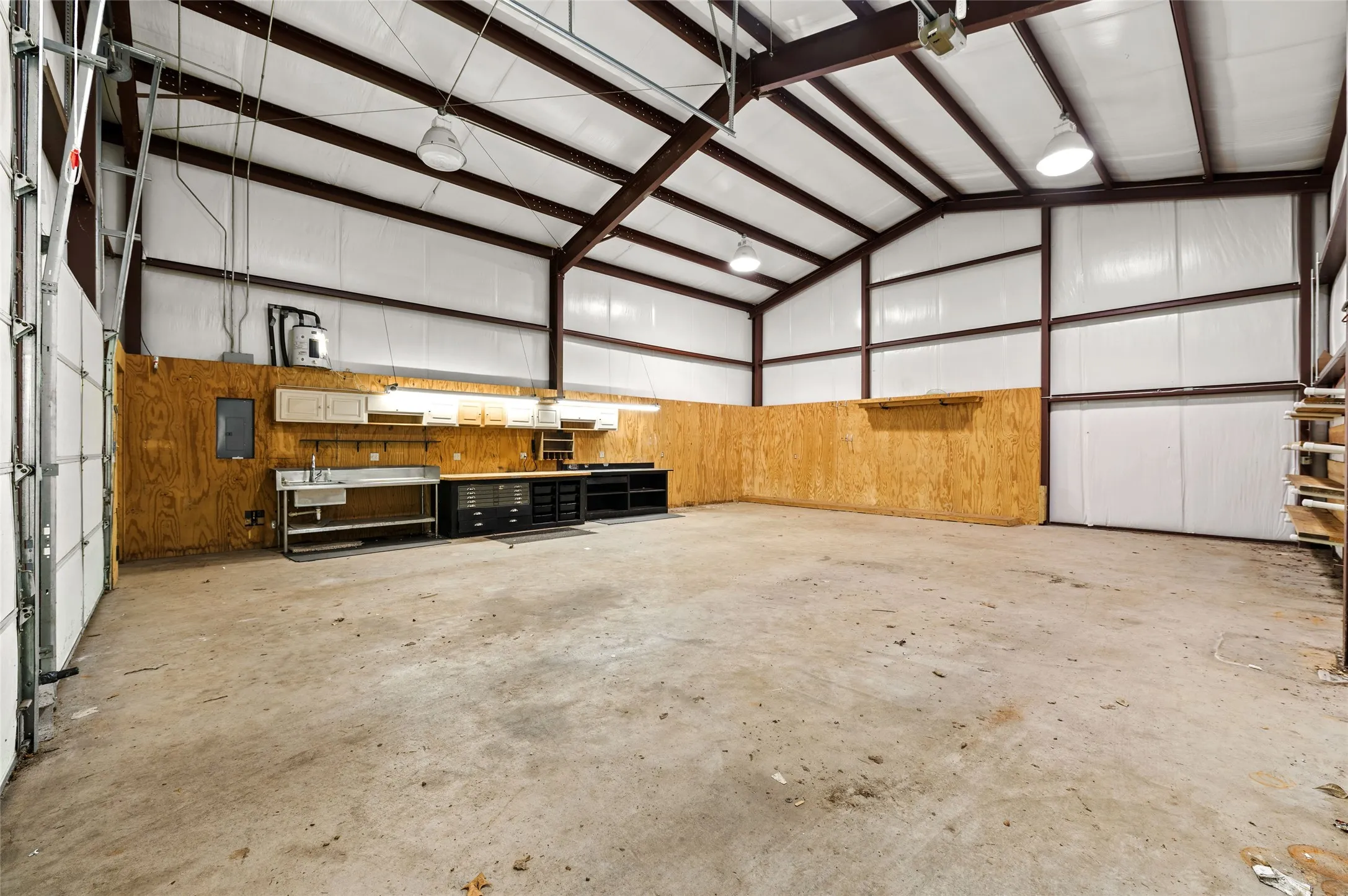 Single Family Residence For Sale in Wood County , 605 County road 2310, Mineola, Texas 75773, 3 Bedroom, 3 Bathroom, 2 Garage spaces, 2,472 Sqft, built in 1985, mls#21301704, Real Estate Agent in Mineola, Homes For Sale in Wood county, Homes For Sale in Mineola, Realtor in Mineola Texas, Real Estate Brokerage Independent Realty Texas, Luminita Cordes Realtor