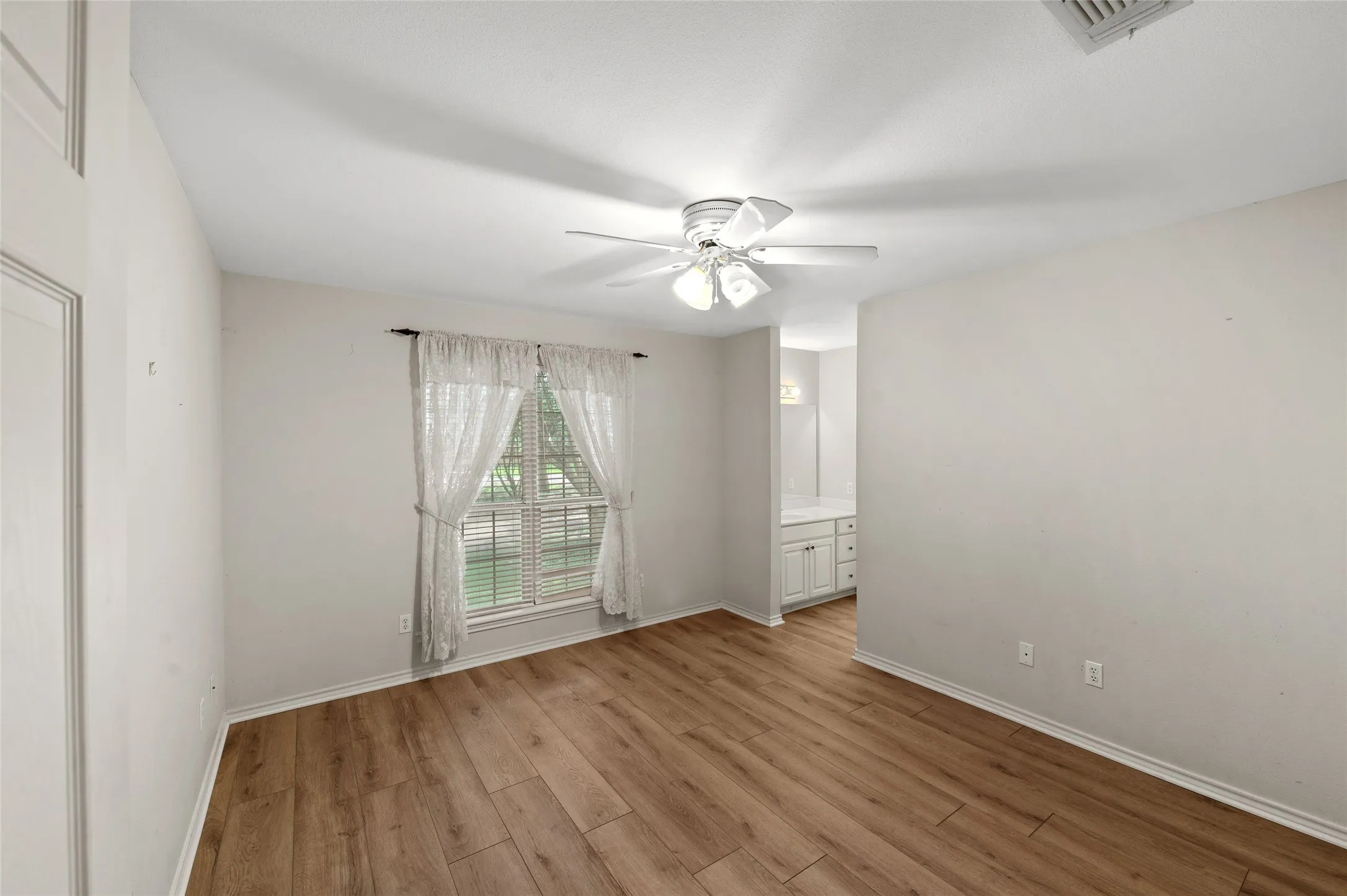Single Family Residence For Sale in Wood County , 605 County road 2310, Mineola, Texas 75773, 3 Bedroom, 3 Bathroom, 2 Garage spaces, 2,472 Sqft, built in 1985, mls#21301704, Real Estate Agent in Mineola, Homes For Sale in Wood county, Homes For Sale in Mineola, Realtor in Mineola Texas, Real Estate Brokerage Independent Realty Texas, Luminita Cordes Realtor