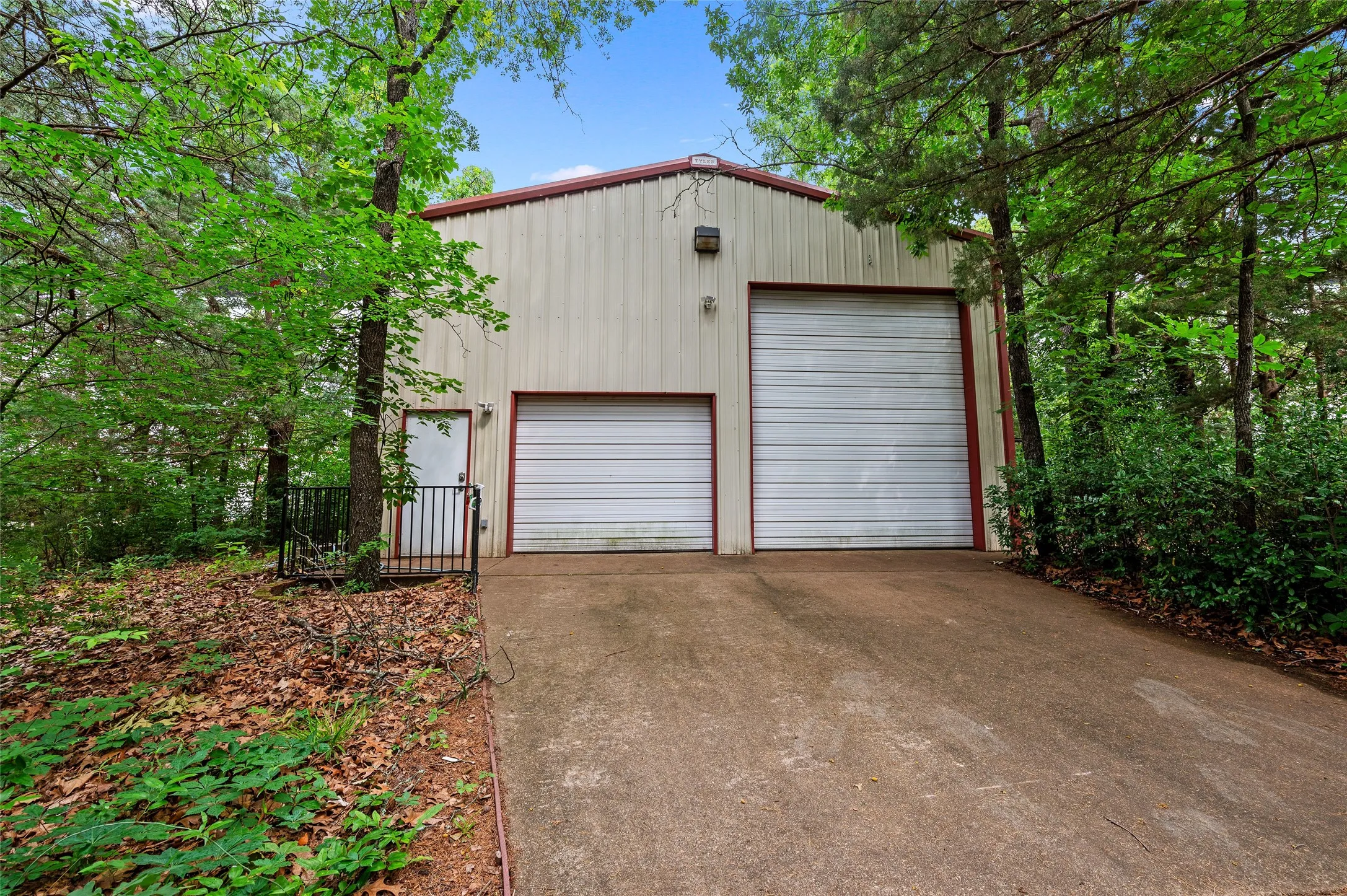 Single Family Residence For Sale in Wood County , 605 County road 2310, Mineola, Texas 75773, 3 Bedroom, 3 Bathroom, 2 Garage spaces, 2,472 Sqft, built in 1985, mls#21301704, Real Estate Agent in Mineola, Homes For Sale in Wood county, Homes For Sale in Mineola, Realtor in Mineola Texas, Real Estate Brokerage Independent Realty Texas, Luminita Cordes Realtor