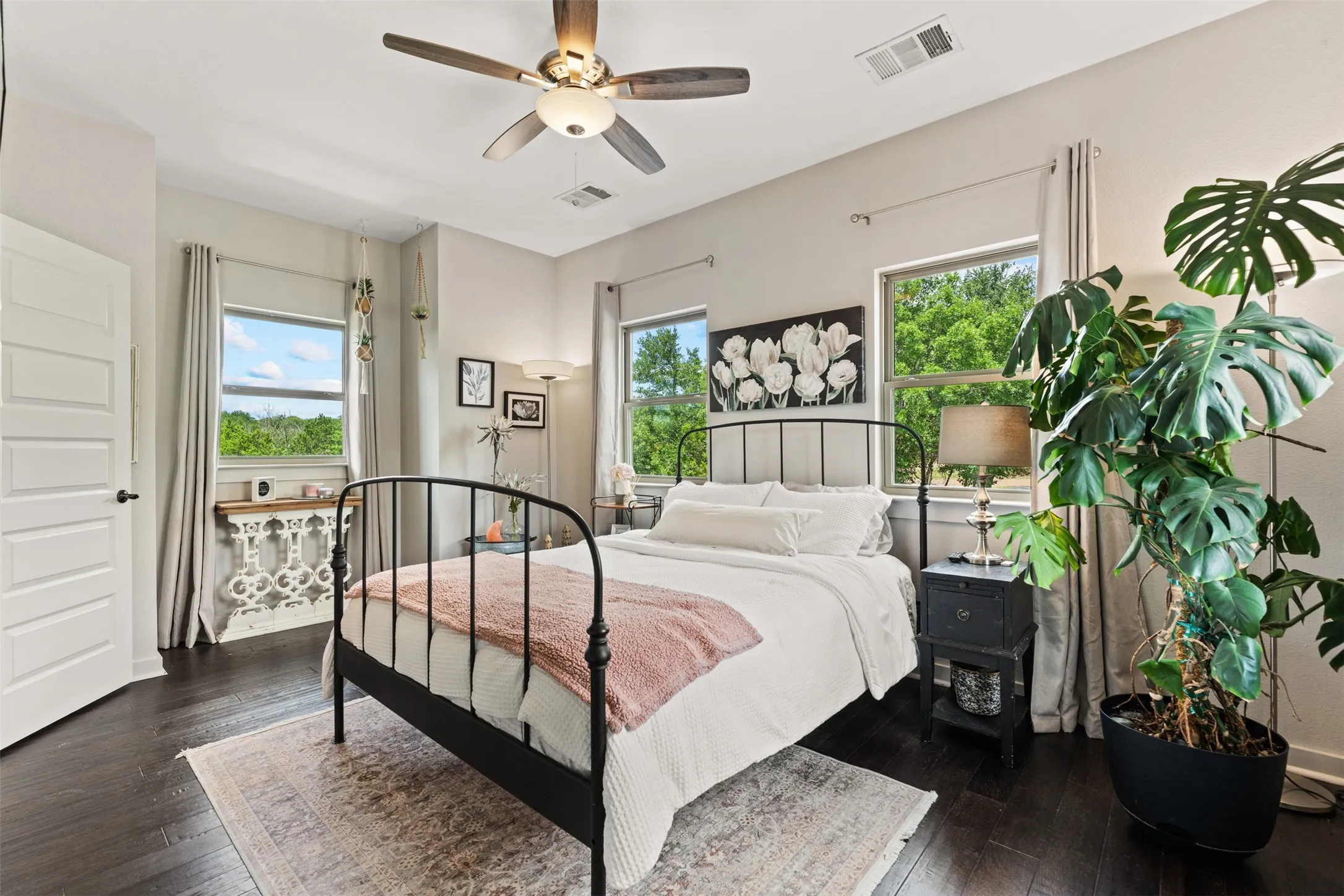 Bedroom with en suite suitable as second primary bedroom