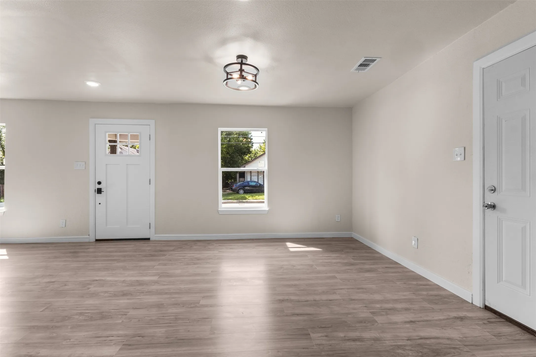 Single Family Residence For Sale in Dallas County , 4318 Jamaica Street, Dallas, Texas 75210, 3 Bedroom, 2 Bathroom, 1 Garage spaces, 1,214 Sqft, built in 1918, mls#21278478, Real Estate Agent in Dallas, Homes For Sale in Dallas county, Homes For Sale in Dallas, Realtor in Dallas Texas, Real Estate Brokerage Independent Realty Texas, Luminita Cordes Realtor