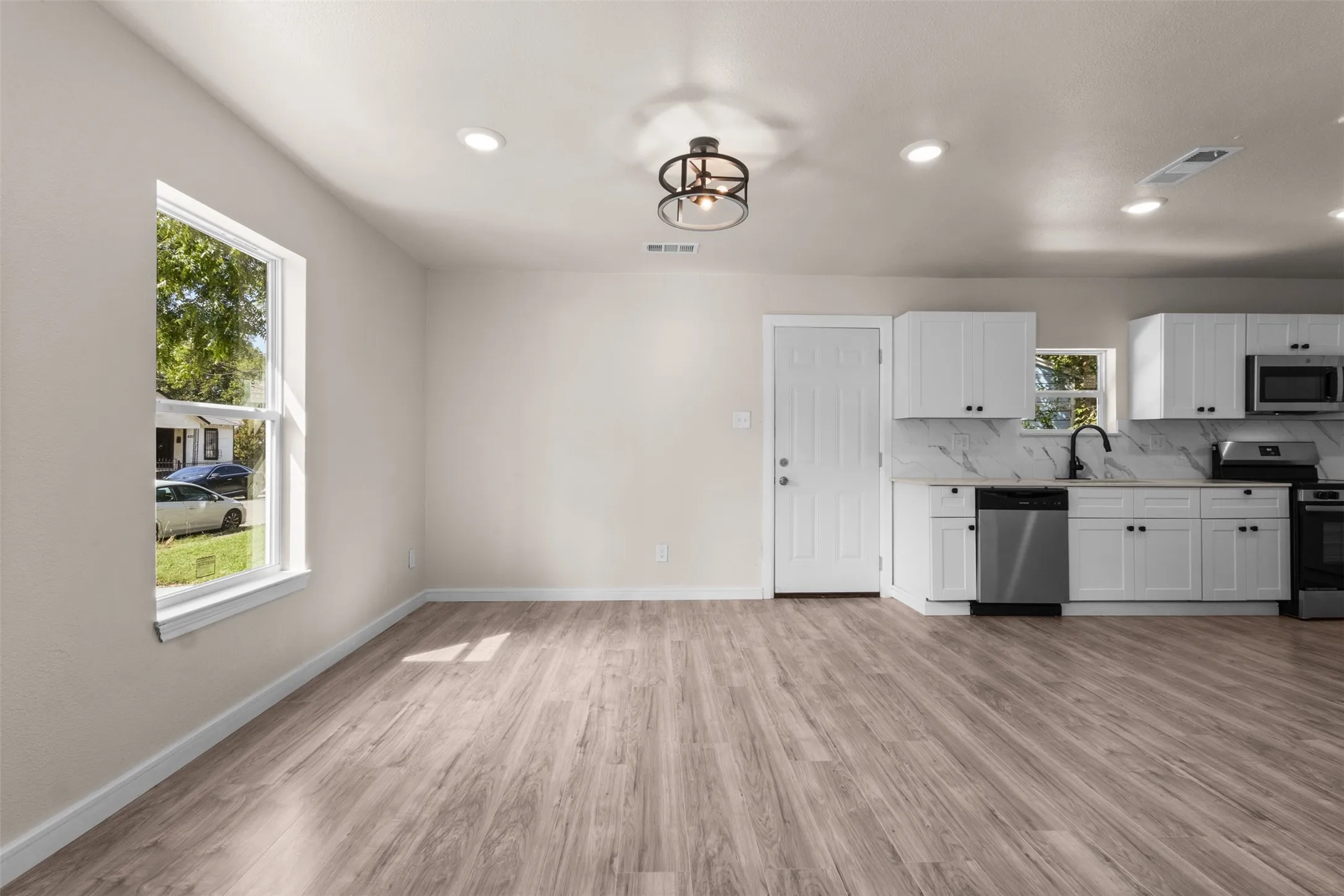 Single Family Residence For Sale in Dallas County , 4318 Jamaica Street, Dallas, Texas 75210, 3 Bedroom, 2 Bathroom, 1 Garage spaces, 1,214 Sqft, built in 1918, mls#21278478, Real Estate Agent in Dallas, Homes For Sale in Dallas county, Homes For Sale in Dallas, Realtor in Dallas Texas, Real Estate Brokerage Independent Realty Texas, Luminita Cordes Realtor