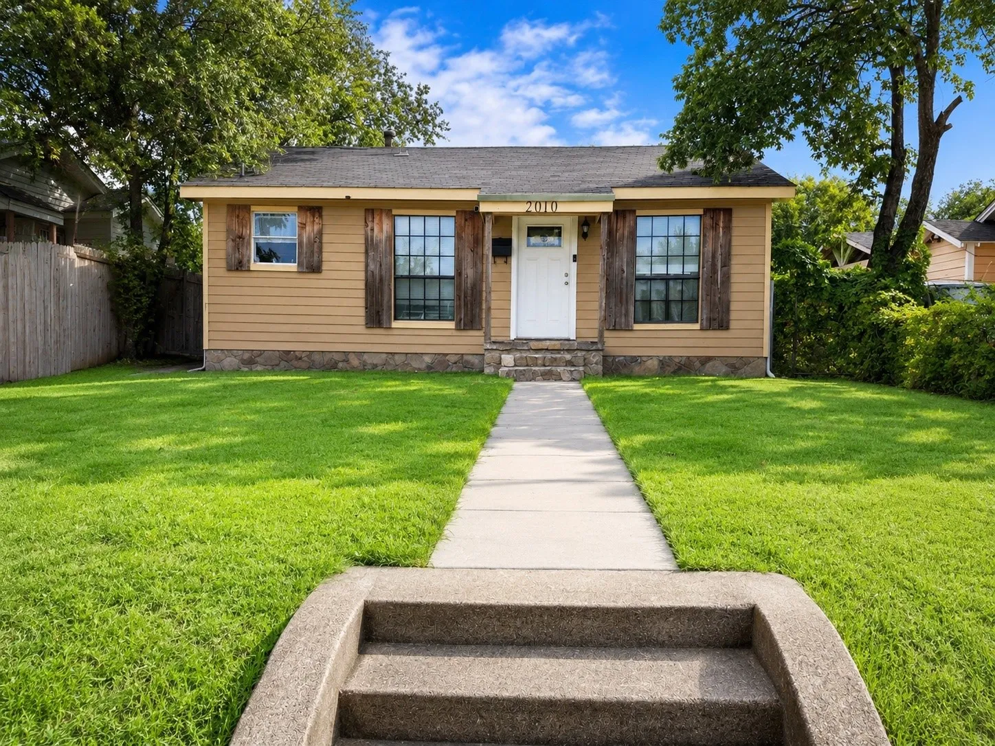 Single Family Residence For Sale in Dallas County , 2010 Dudley Avenue, Dallas, Texas 75203, 3 Bedroom, 1 Bathroom, Garage spaces, 1,169 Sqft, built in 1941, mls#21301112, Real Estate Agent in Dallas, Homes For Sale in Dallas county, Homes For Sale in Dallas, Realtor in Dallas Texas, Real Estate Brokerage Independent Realty Texas, Luminita Cordes Realtor