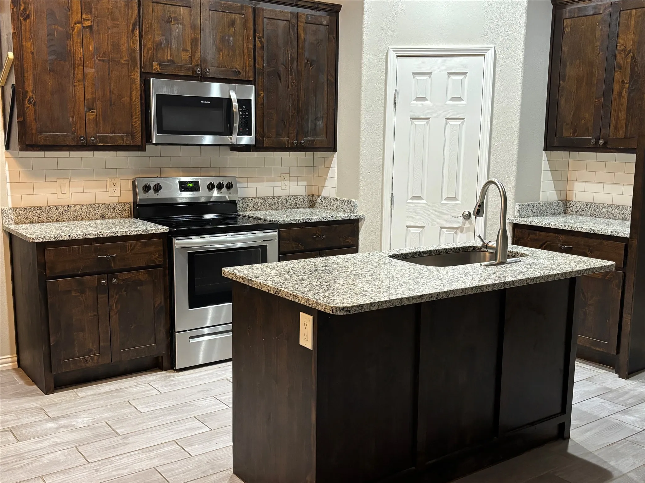 Single Family Residence For Sale in Parker County , 621 N Avenue B, Springtown, Texas 76082, 3 Bedroom, 2 Bathroom, 2 Garage spaces, 1,582 Sqft, built in 2019, mls#21301630, Real Estate Agent in Springtown, Homes For Sale in Parker county, Homes For Sale in Springtown, Realtor in Springtown Texas, Real Estate Brokerage Independent Realty Texas, Luminita Cordes Realtor