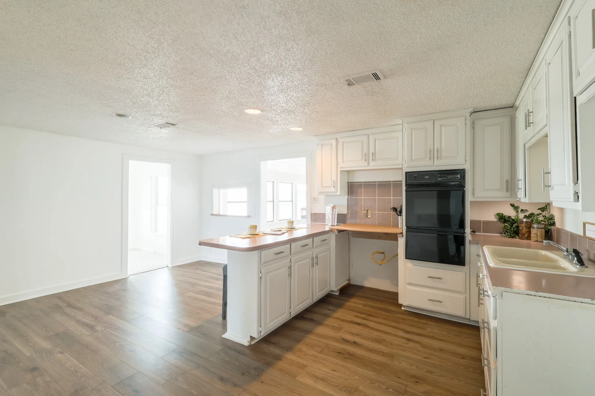 Spacious Kitchen with gas connection