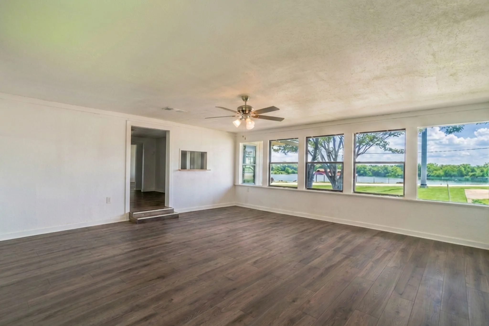 Large 15x20 family room view of Echo Lake