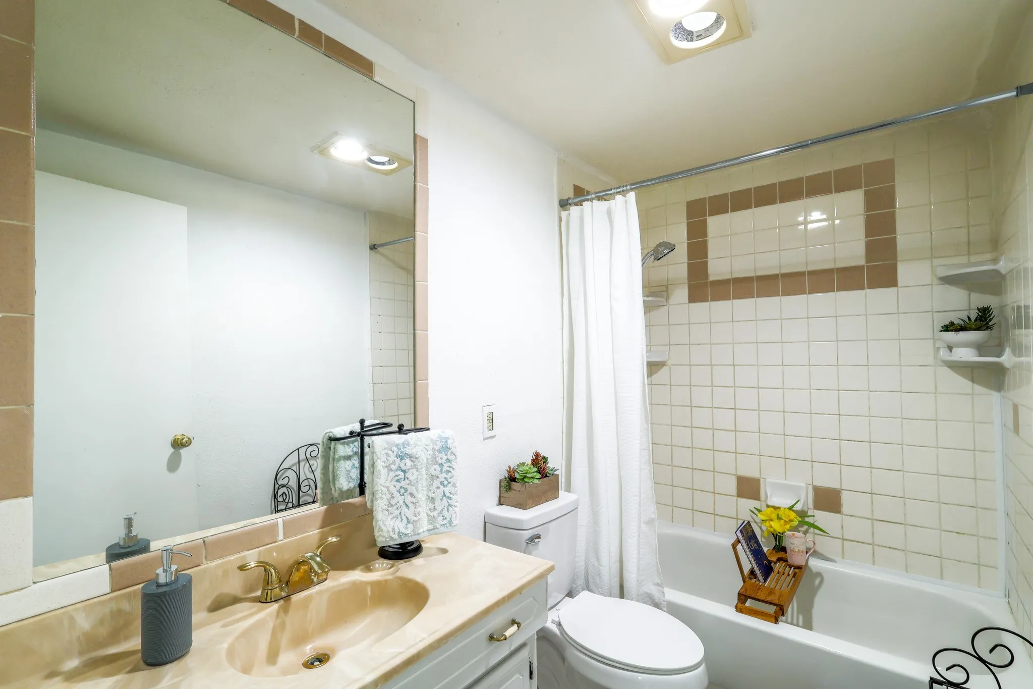 Main bathroom with shower/garden tub