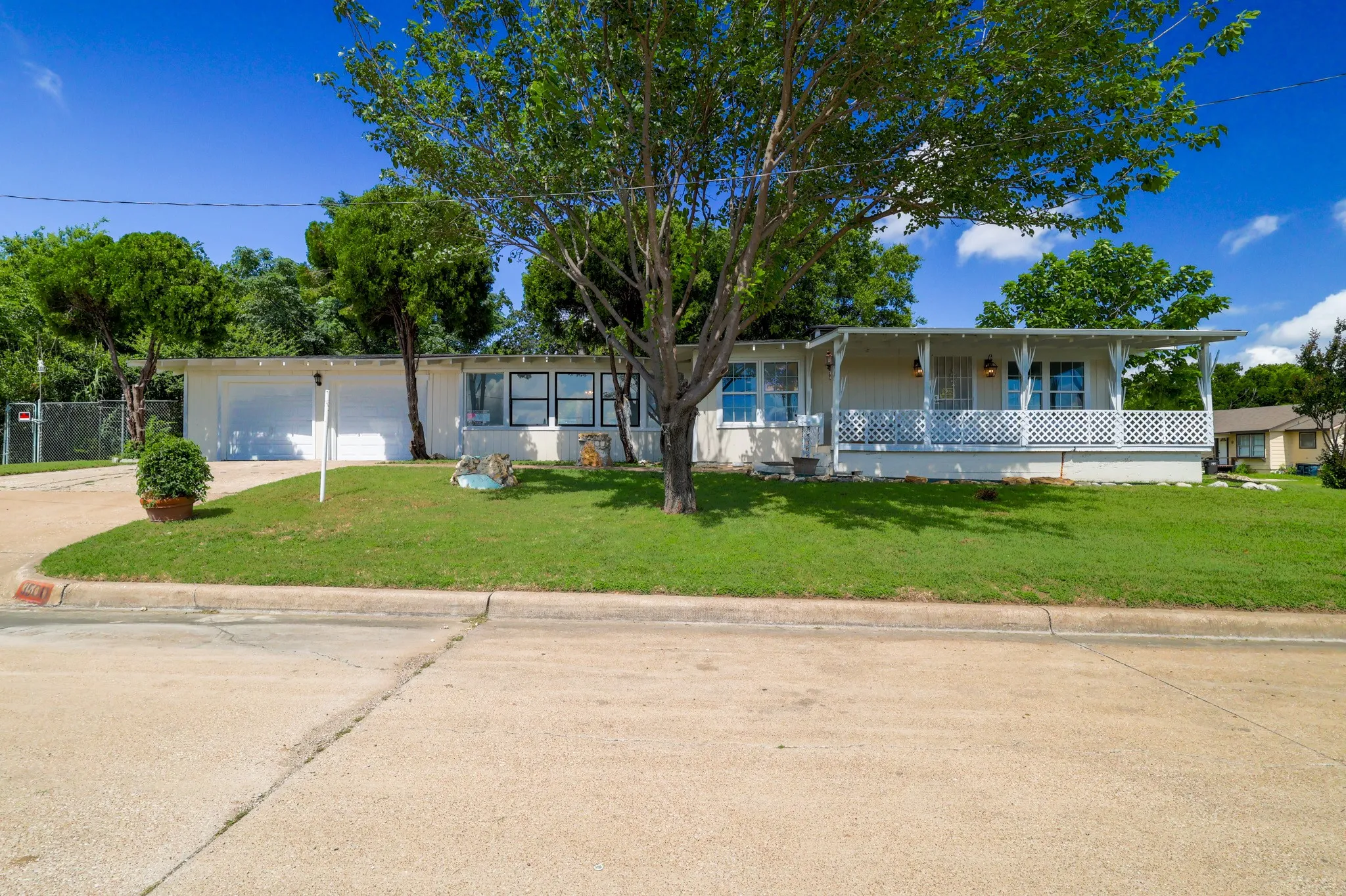 Single Family Residence For Sale in Tarrant County , 3500 New York Avenue, Fort Worth, Texas 76110, 3 Bedroom, 2 Bathroom, 2 Garage spaces, 1,892 Sqft, built in 1958, mls#21293868, Real Estate Agent in Fort Worth, Homes For Sale in Tarrant county, Homes For Sale in Fort Worth, Realtor in Fort Worth Texas, Real Estate Brokerage Independent Realty Texas, Luminita Cordes Realtor