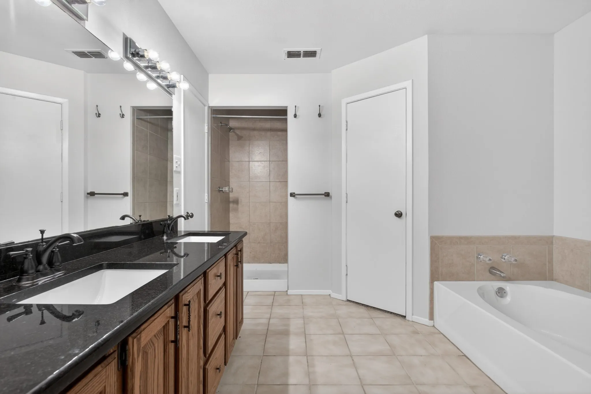 Single Family Residence For Rent in Denton County , 5301 Tartan Circle, Denton, Texas 76208, 3 Bedroom, 2 Bathroom, 2 Garage spaces, 1,568 Sqft, built in 1992, mls#21299977, Real Estate Agent in Denton, Homes For Rent in Denton county, Homes For Rent in Denton, Realtor in Denton Texas, Real Estate Brokerage Independent Realty Texas, Luminita Cordes Realtor