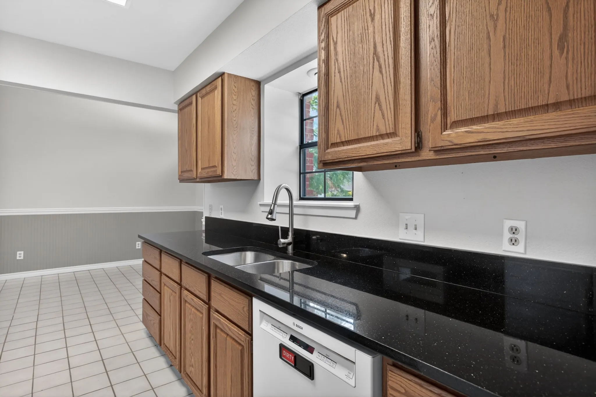 Single Family Residence For Rent in Denton County , 5301 Tartan Circle, Denton, Texas 76208, 3 Bedroom, 2 Bathroom, 2 Garage spaces, 1,568 Sqft, built in 1992, mls#21299977, Real Estate Agent in Denton, Homes For Rent in Denton county, Homes For Rent in Denton, Realtor in Denton Texas, Real Estate Brokerage Independent Realty Texas, Luminita Cordes Realtor